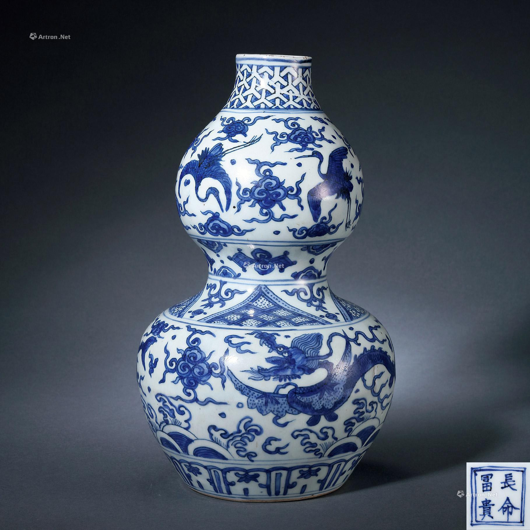A BLUE AND WHITE CALABASH SHAPED VASE WITH DRAGON DESIGN