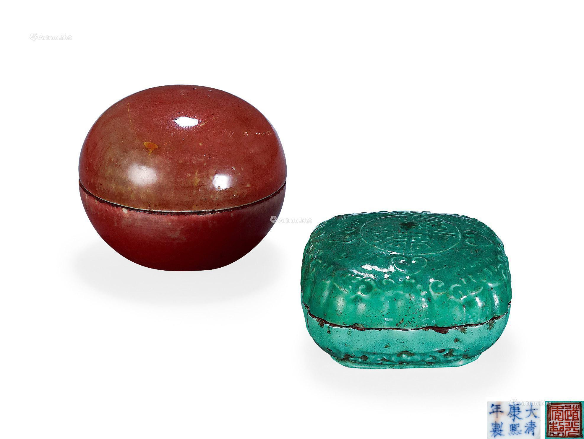 A SET OF TWO GREEN GLAZED RUYI SEAL BOX AND RED GLAZED SEAL BOX
