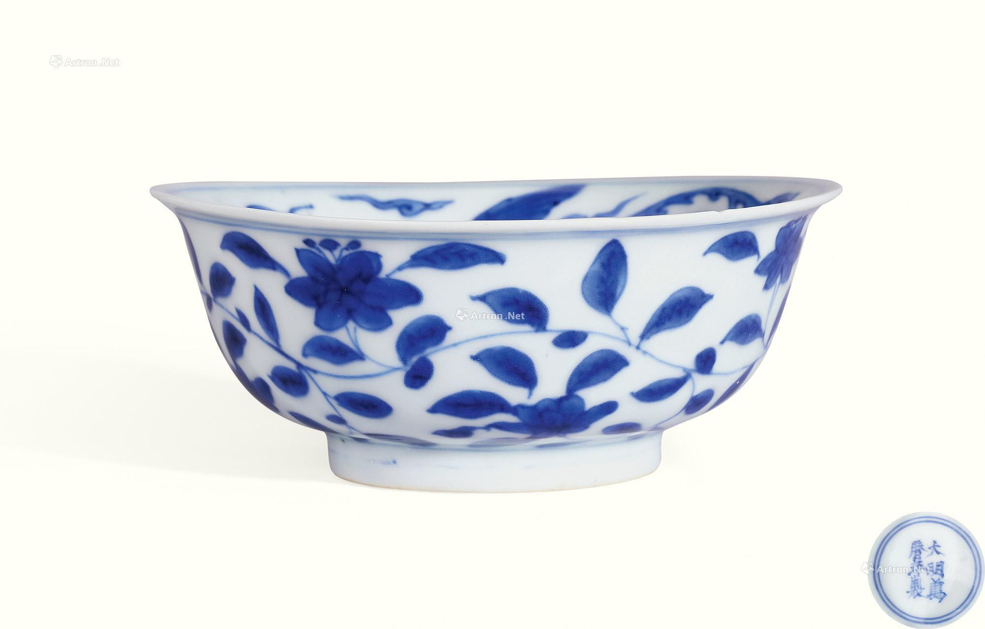 A BLUE AND WHITE BOWL WITH DRAGON AND PHOENIX DESIGN