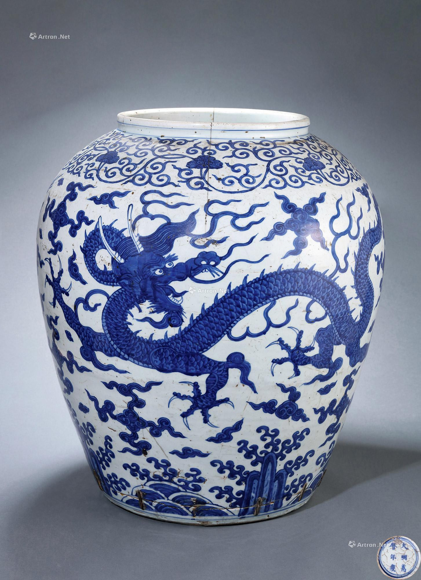 A BLUE AND WHITE POT WITH LONGEVITY AND DRAGON DESIGN