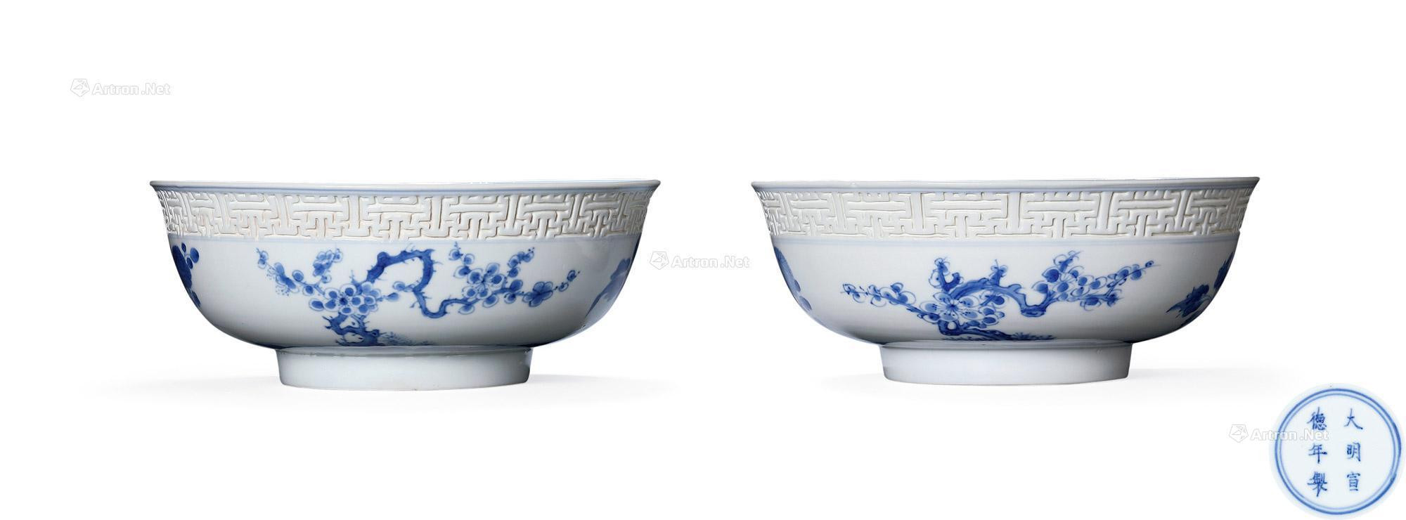 A PAIR OF BLUE AND WHITE‘WOMEN AND FLOWERS’ BOWLS