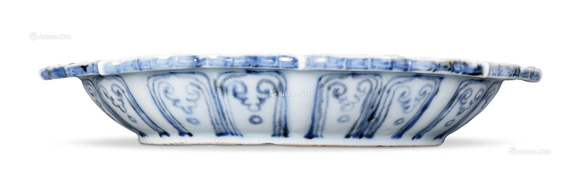 A BLUE AND WHITE FANCY TOP PLATE WITH CHRYSANTHEMUM DESIGN