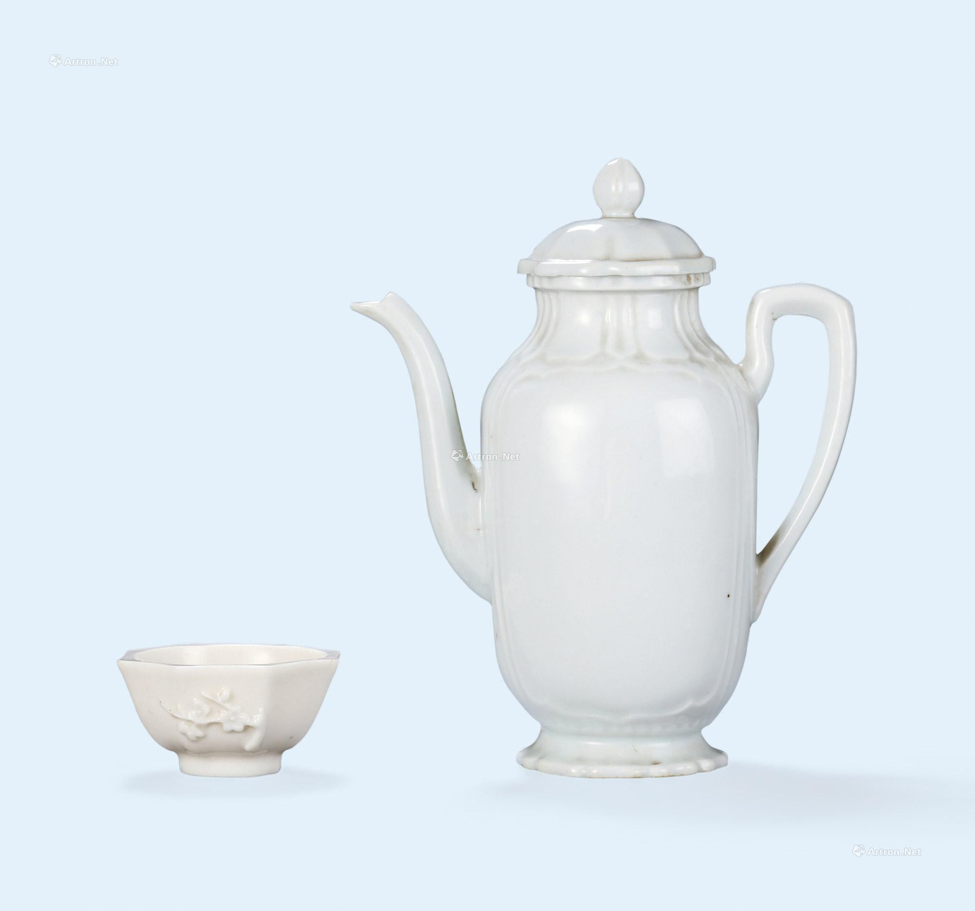 A WHITE-GLAZED LOTUS KETTLE AND DEHUA WARE CUP