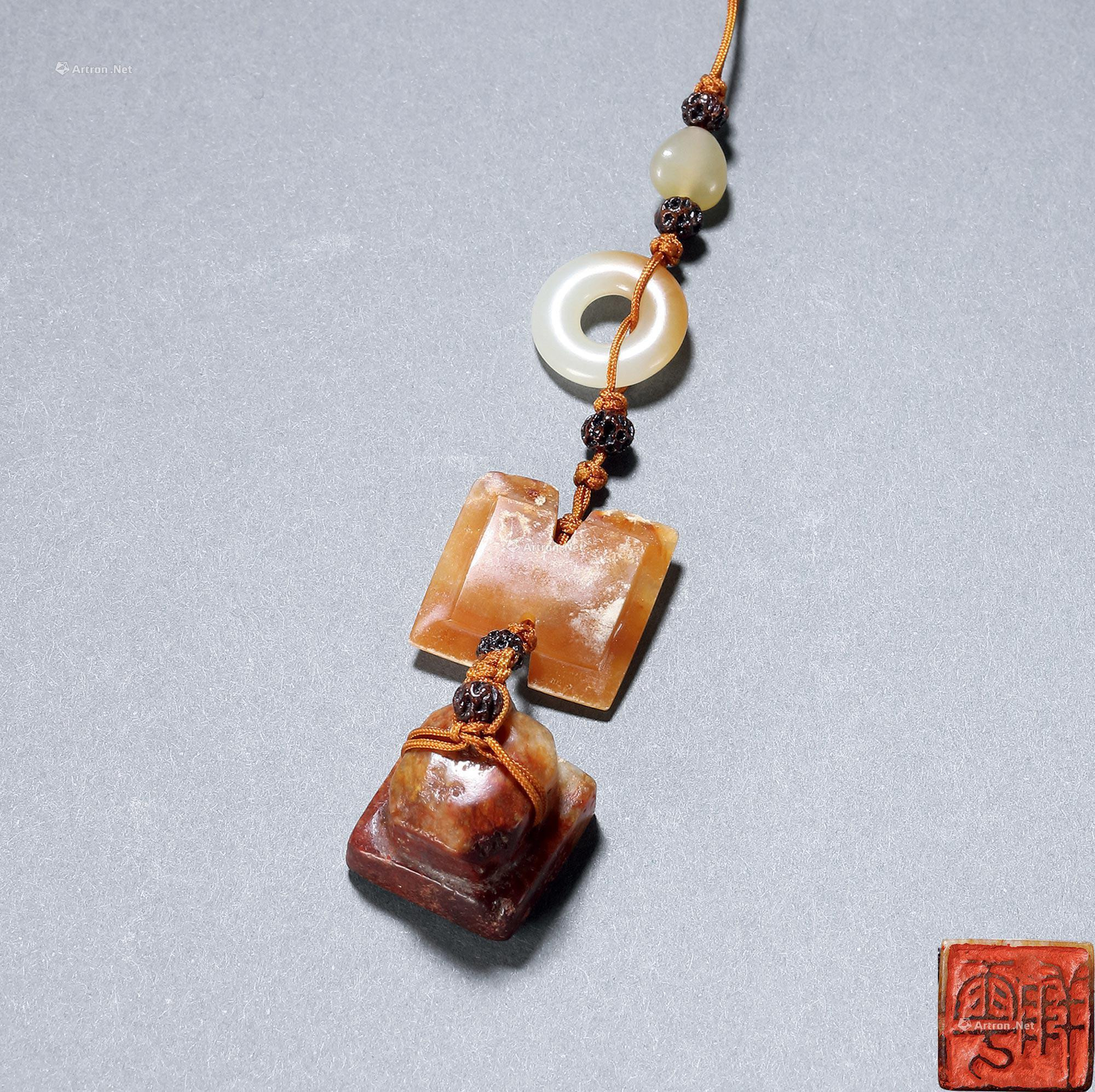 AN ANCIENT JADE SEAL， A TU-CHARACTER PENDANT AND BRACELETS