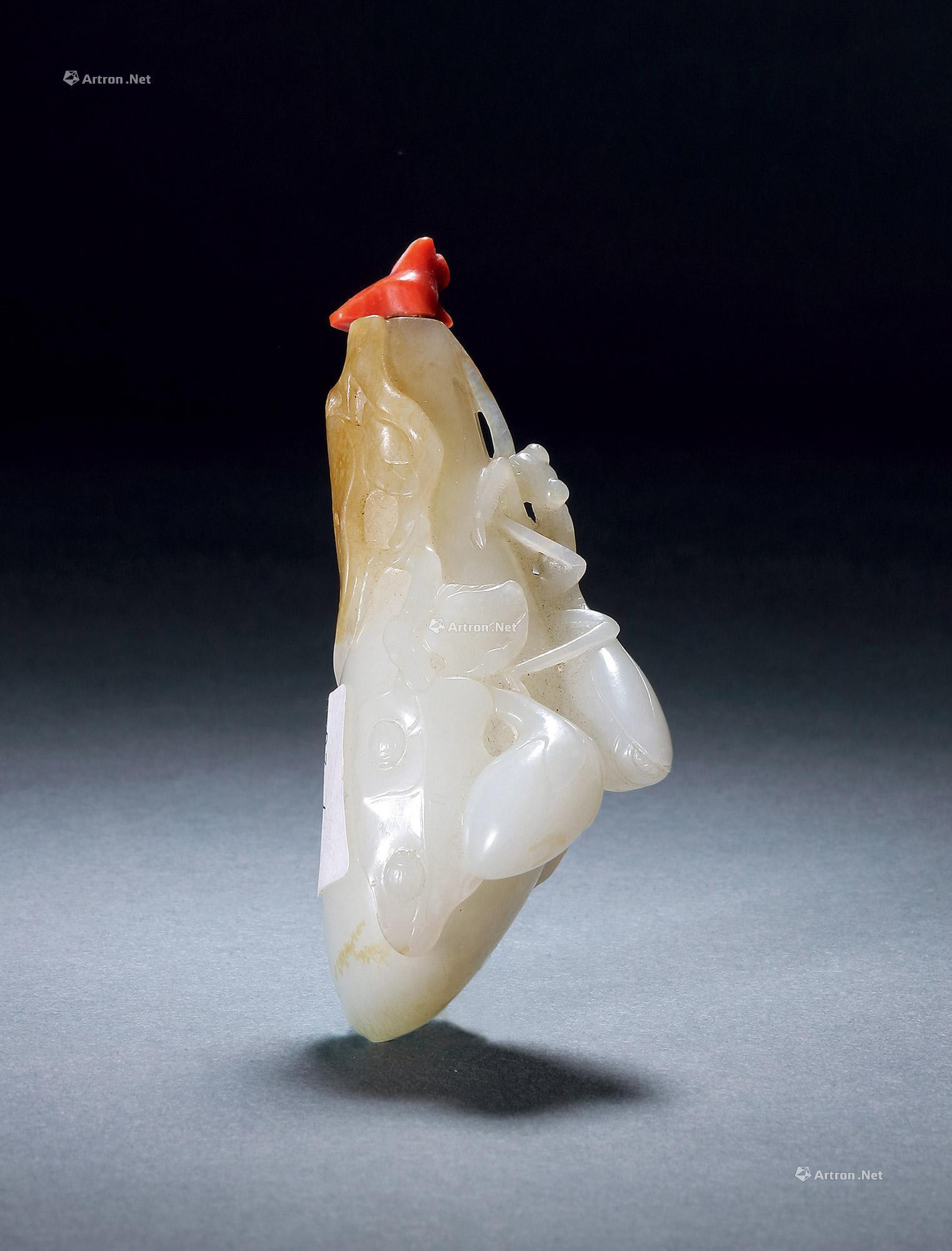 A WHITE JADE MELON SHAPED SNUFF BOTTLE WITH DESIGN OF MANTIS