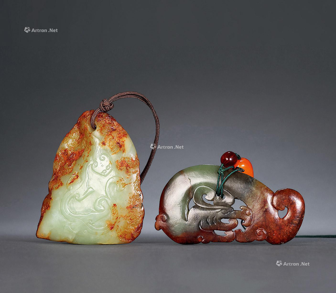 YELLOW AND GREENISH JADE ‘CHILONG’ PENDANTS（TWO PIECES）