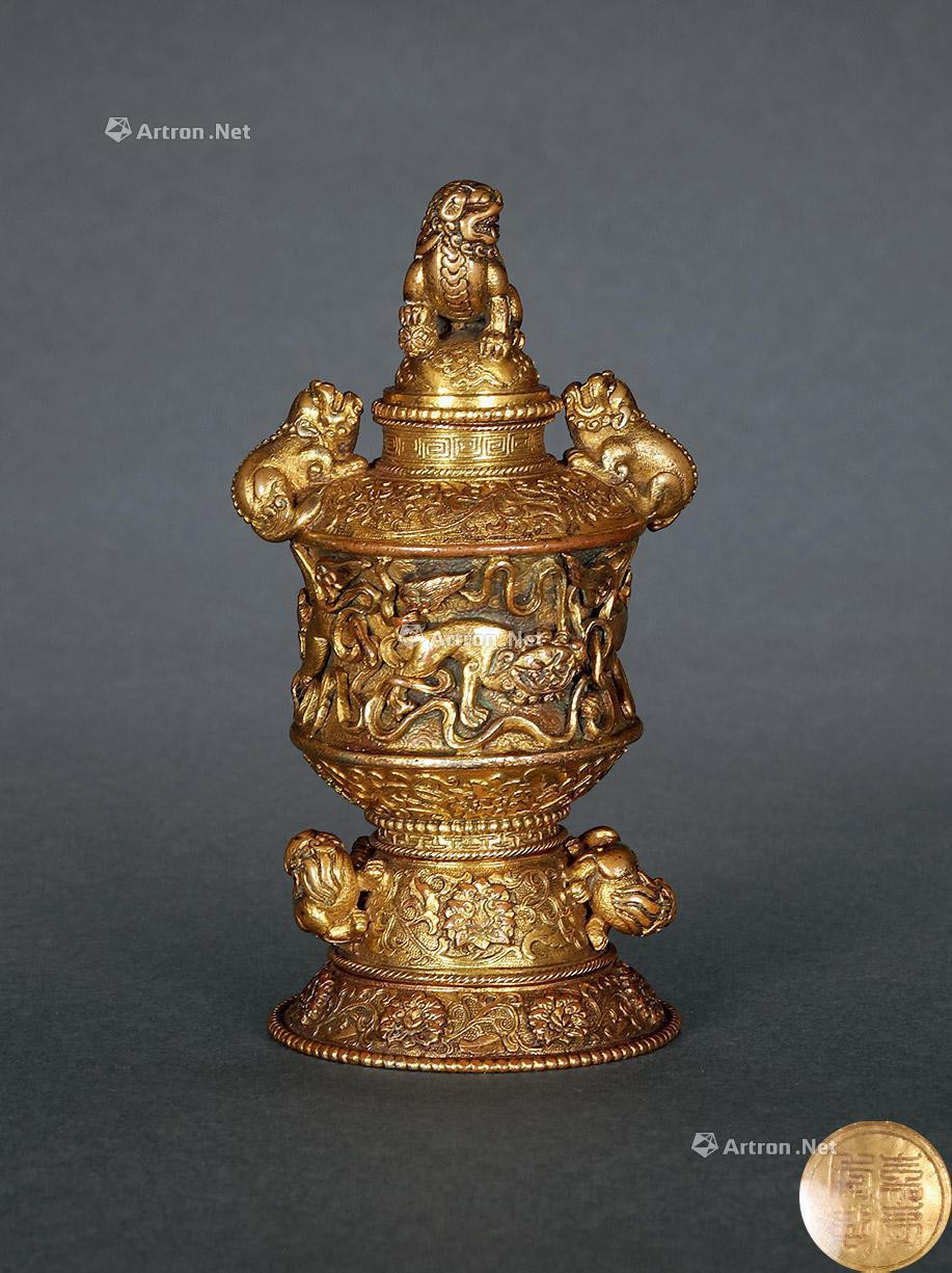 A GOLD-COPPER SNUFF BOTTLE WITH LION KNOB AND DOUBLE HANDLE