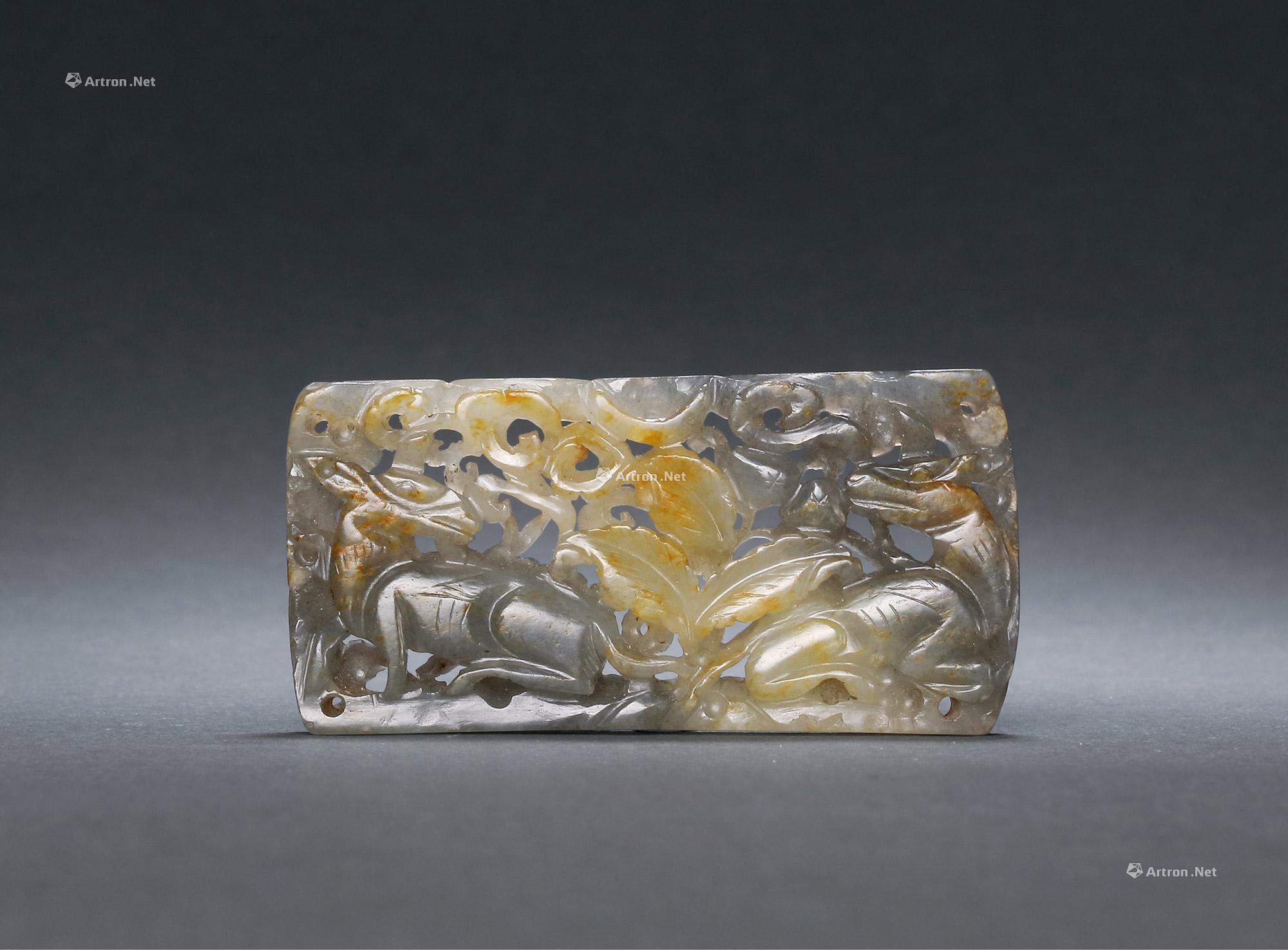 A CARVED BLACK-WHITE JADE BELT PLATE WITH DESIGN OF BEAST
