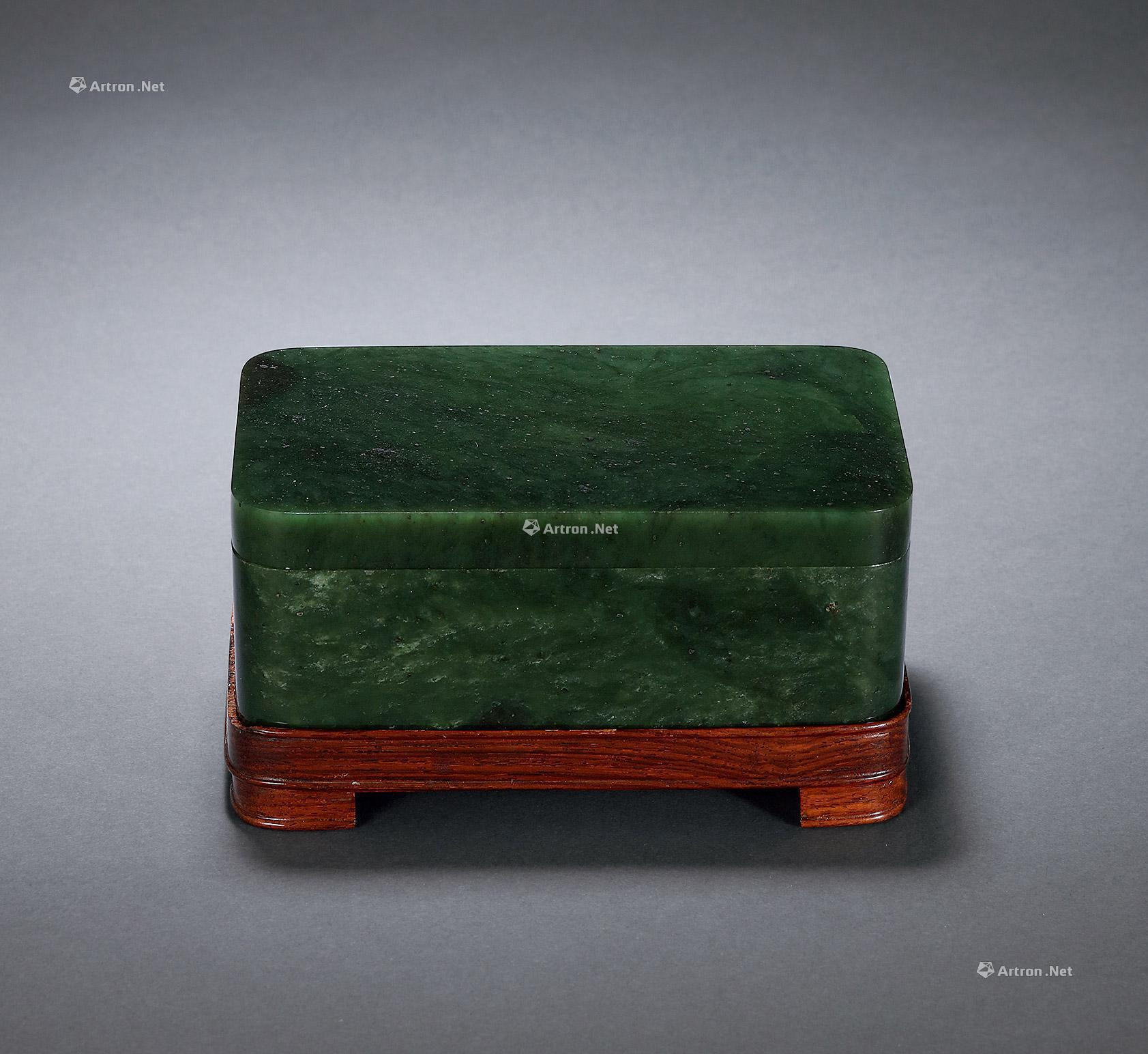 A greenish jade BOX WITH COVER