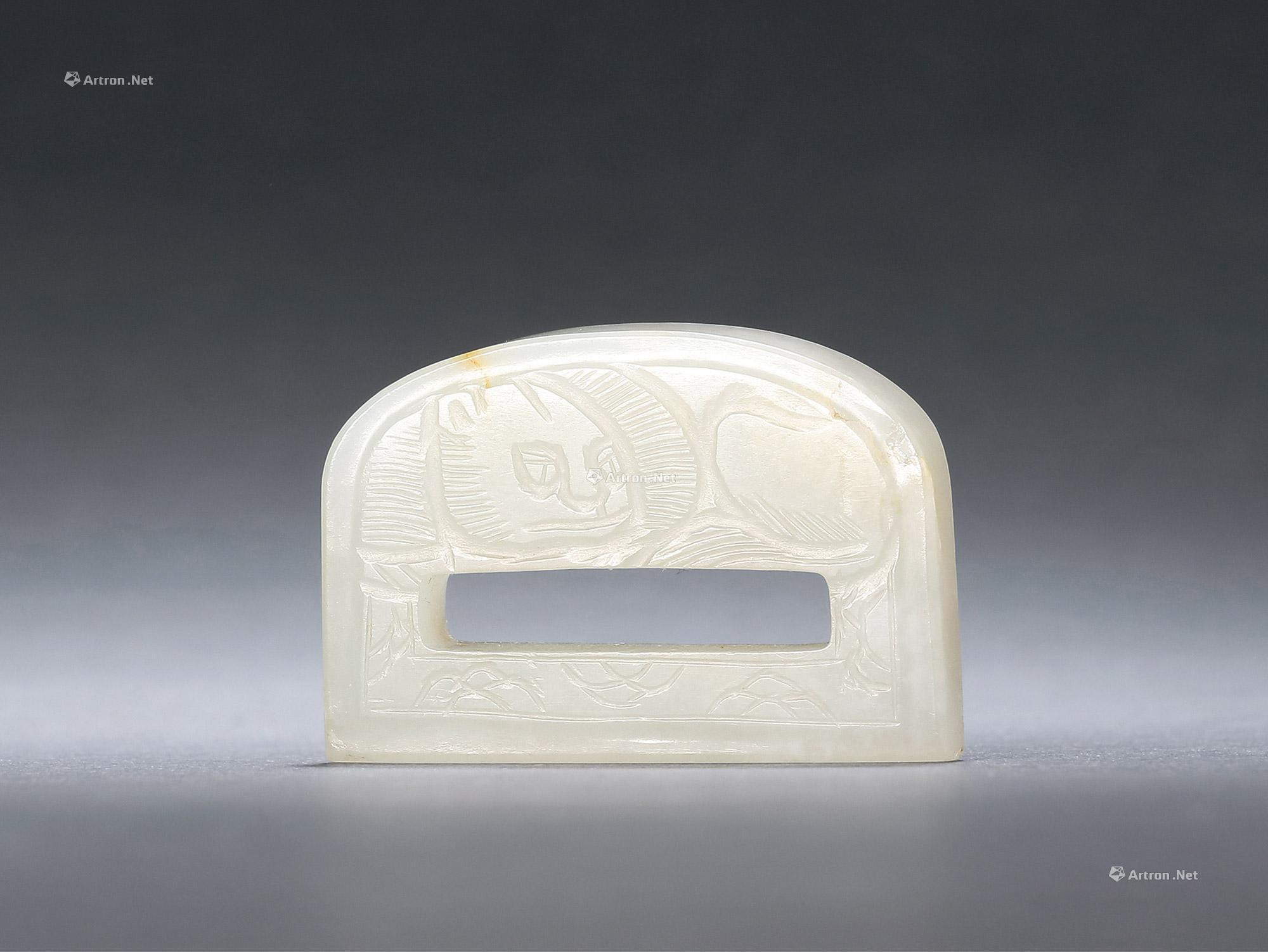 A WHITE JADE BELT LOOP WITH DESIGN OF LYING LION