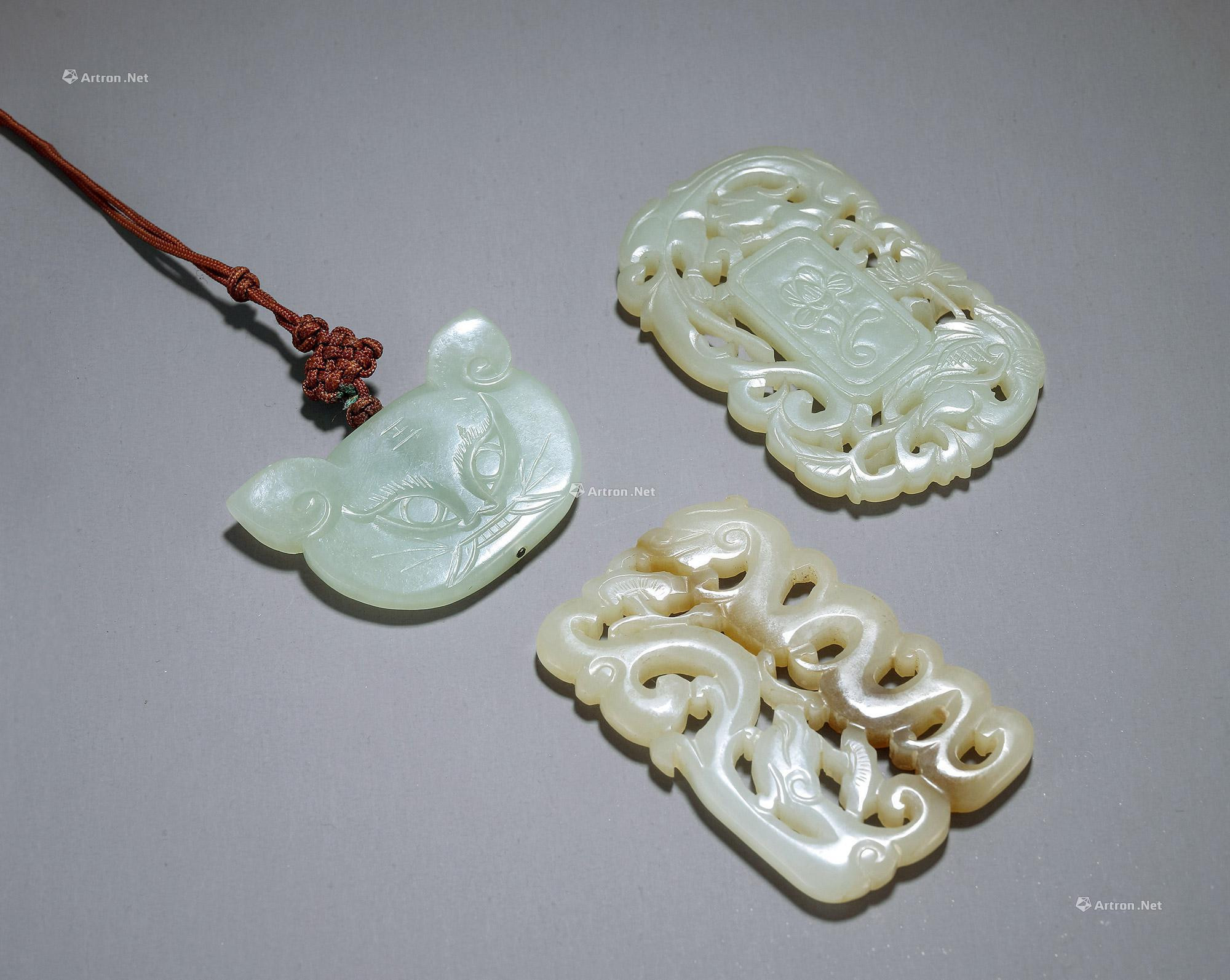 A CARVED GREENISH WHITE JADE ‘CHILONG’ PENDANT AND TIGER HEAD（THREE PIECES）
