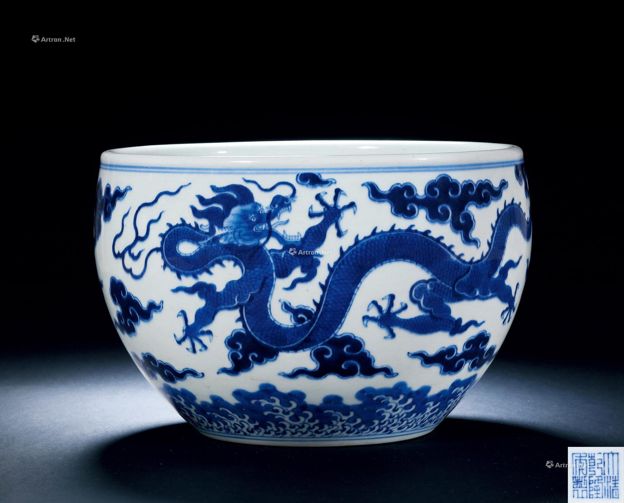 A BLUE AND WHITE URN WITH DRAGON DESIGN