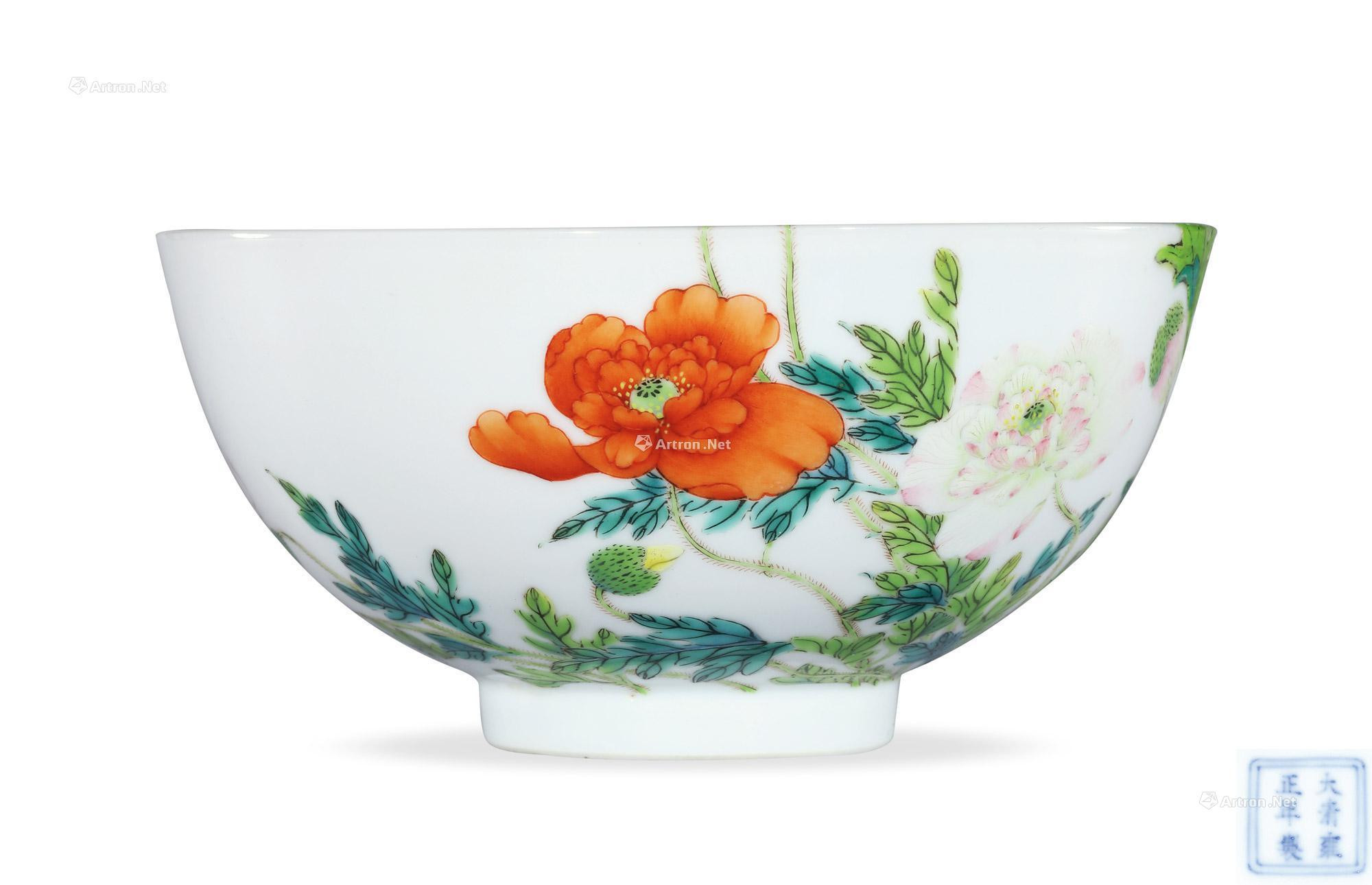 A FAMILLE ROSE BOWL WITH FLOWERS DESIGN