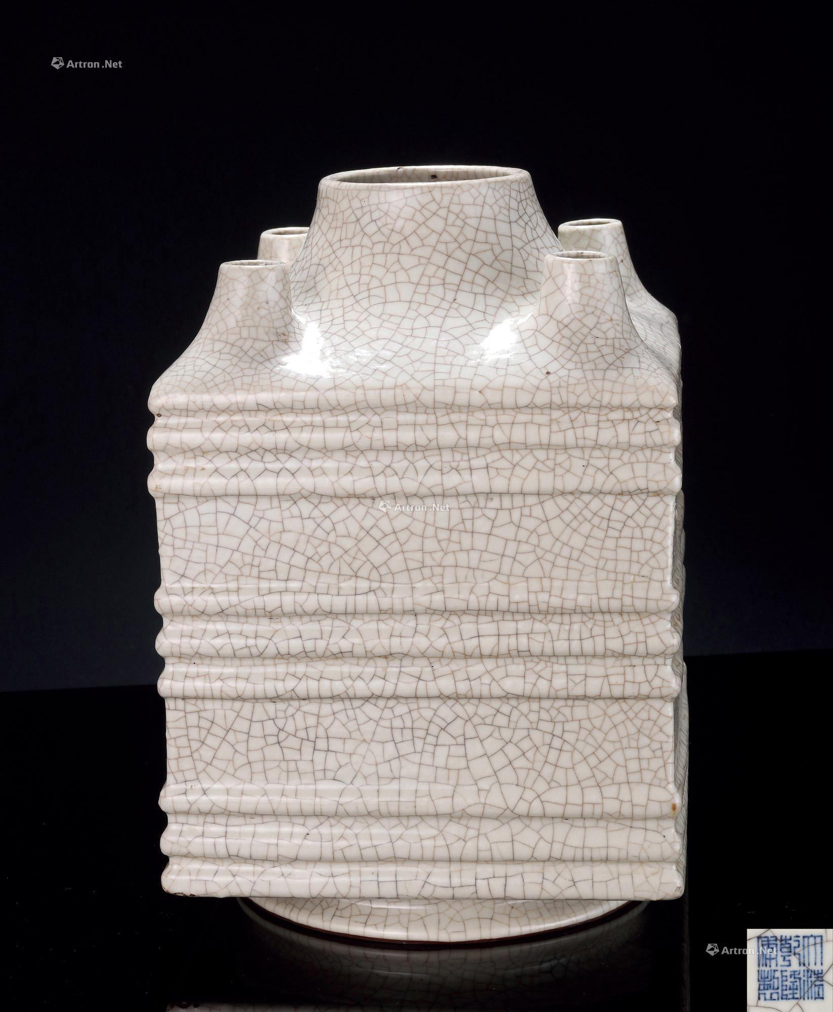 AN IMMITATING GE TYPE  CONG VASE WITH FIVE SPOUTS