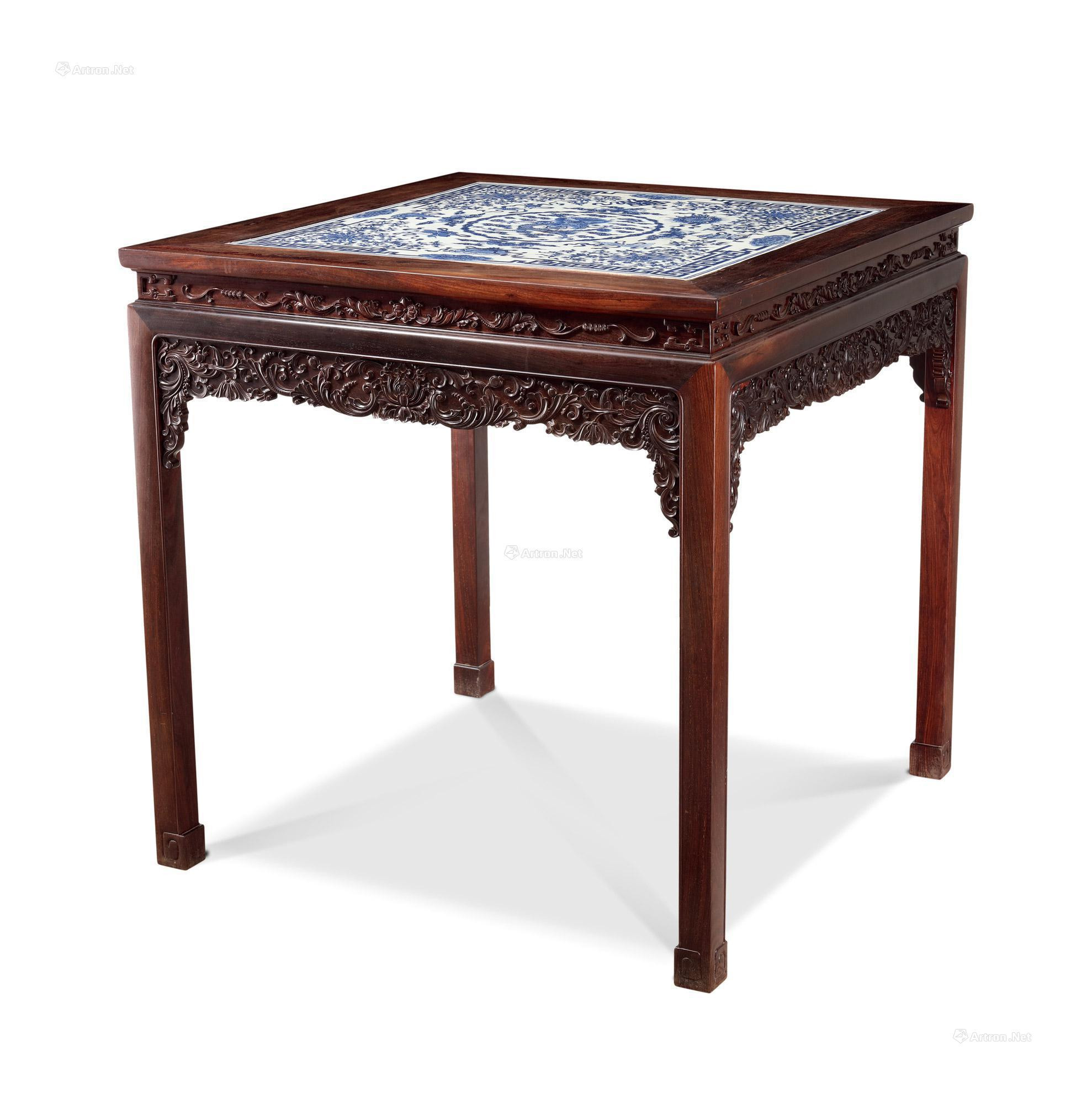 A JIQING TANG MADE ZITAN INLAID MID-QING DYNASTY’S BLUE AND WHITE DRAGON PATTERN PORCELaIN PLAQUE  TABLE