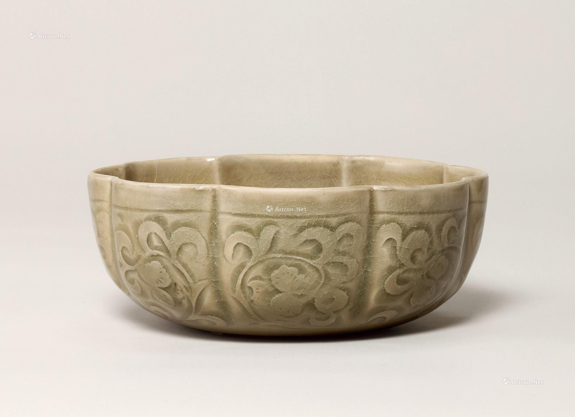 A GLAUCOUS GLAZE BOWL WITH FLOWER CARVING