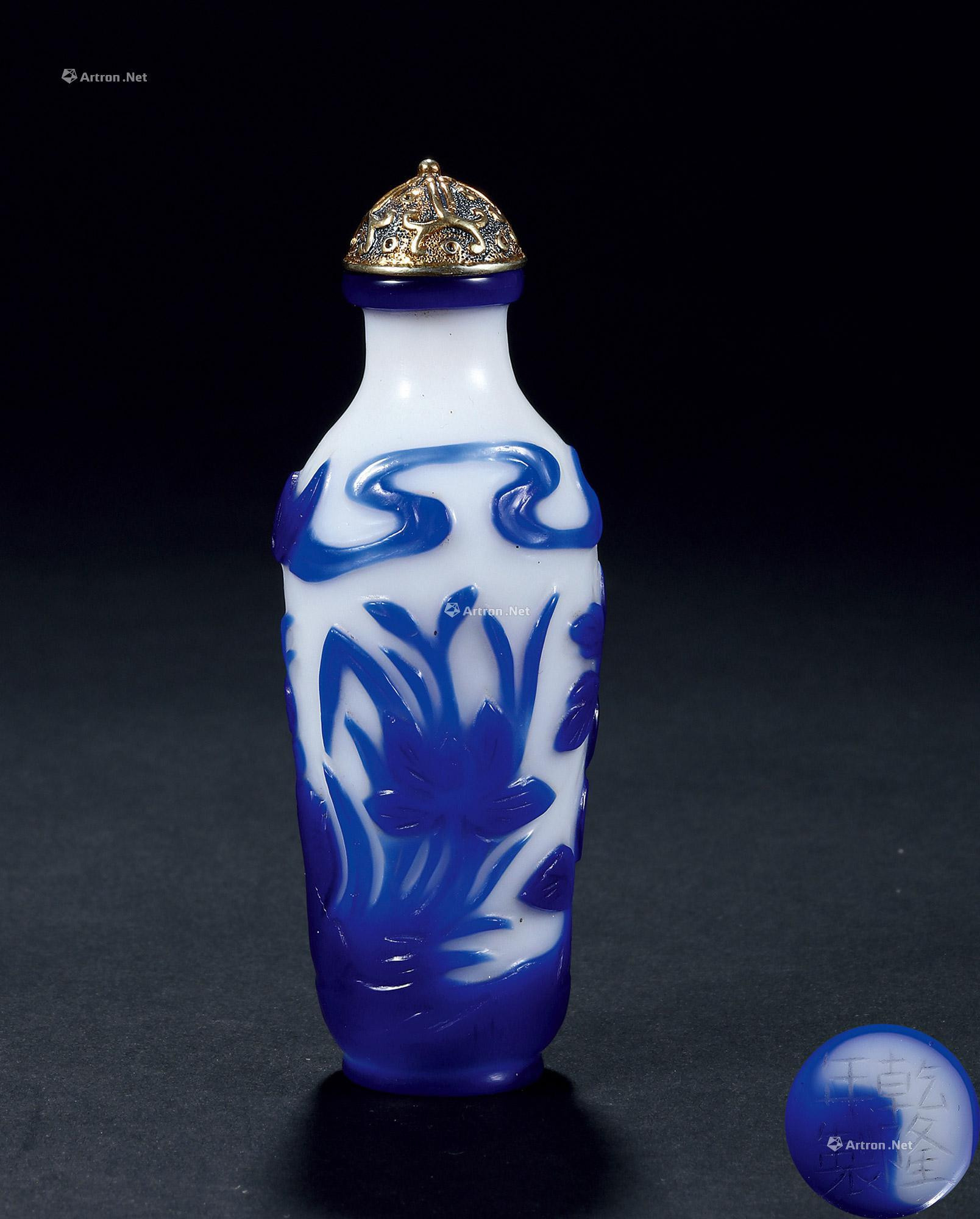 A WHITE WITH BLUE OVERLAY PEKING GLASS SNUFF BOTTLE