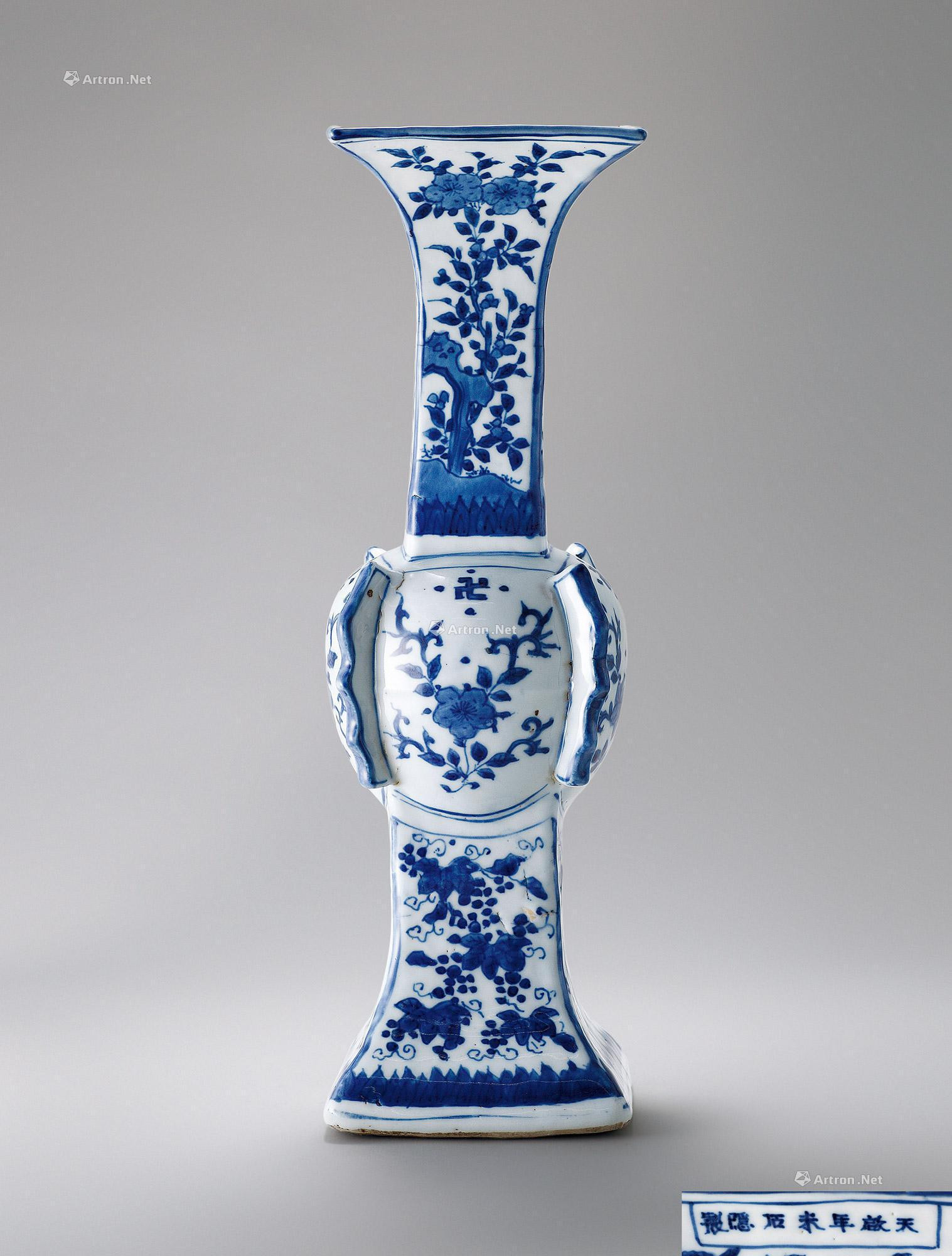 AN OUTSTANDING BLUE AND WHITE GU-SHAPED VASE