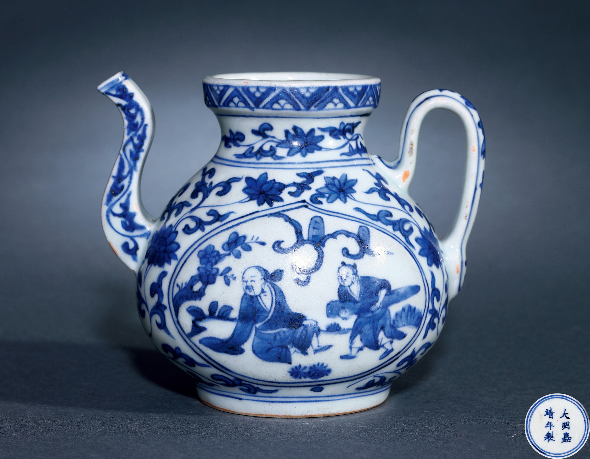 A BLUE AND WHITE POT WITH HANDLE