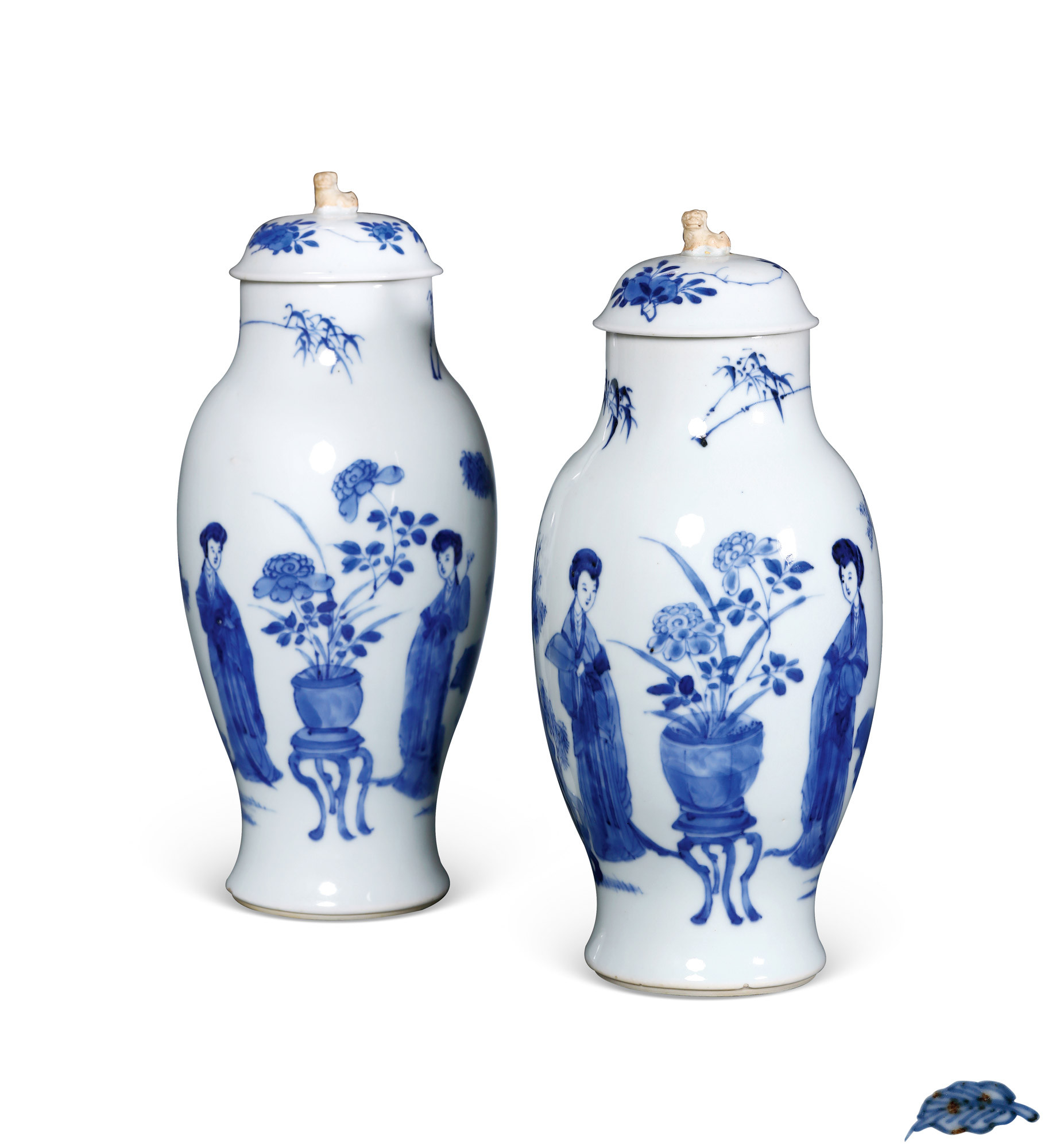 A PAIR OF BLUE AND WHITE GUAN YIN VASE WITH COVER
