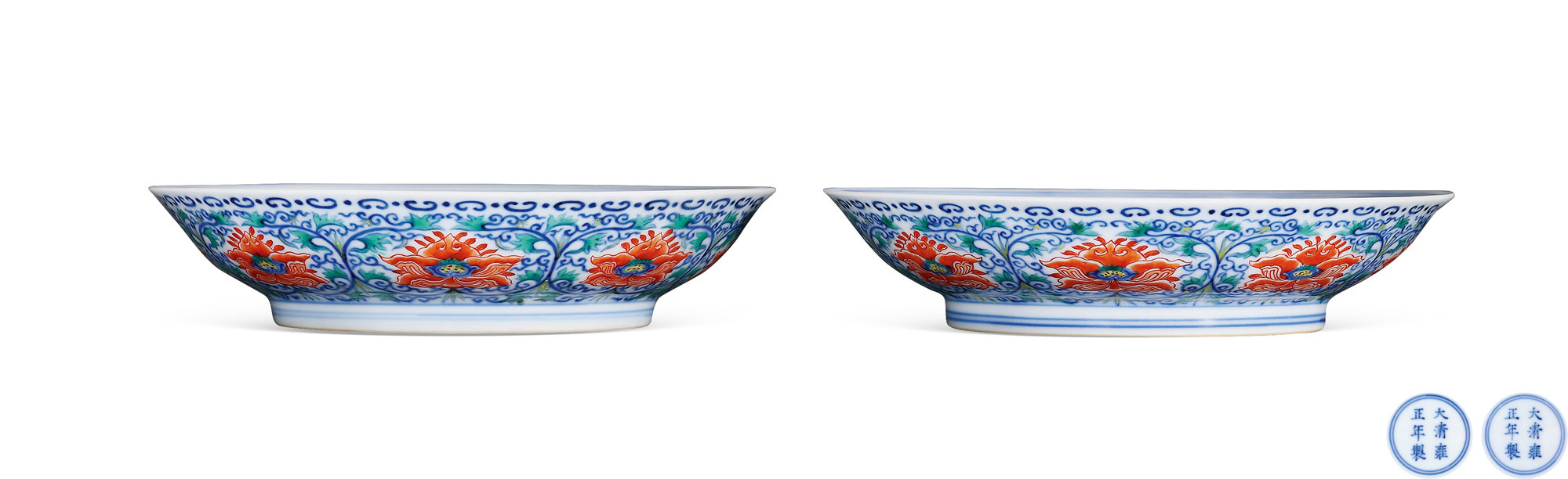 A PAIR OF BLUE AND WHITE AND IRON-RED PLATE