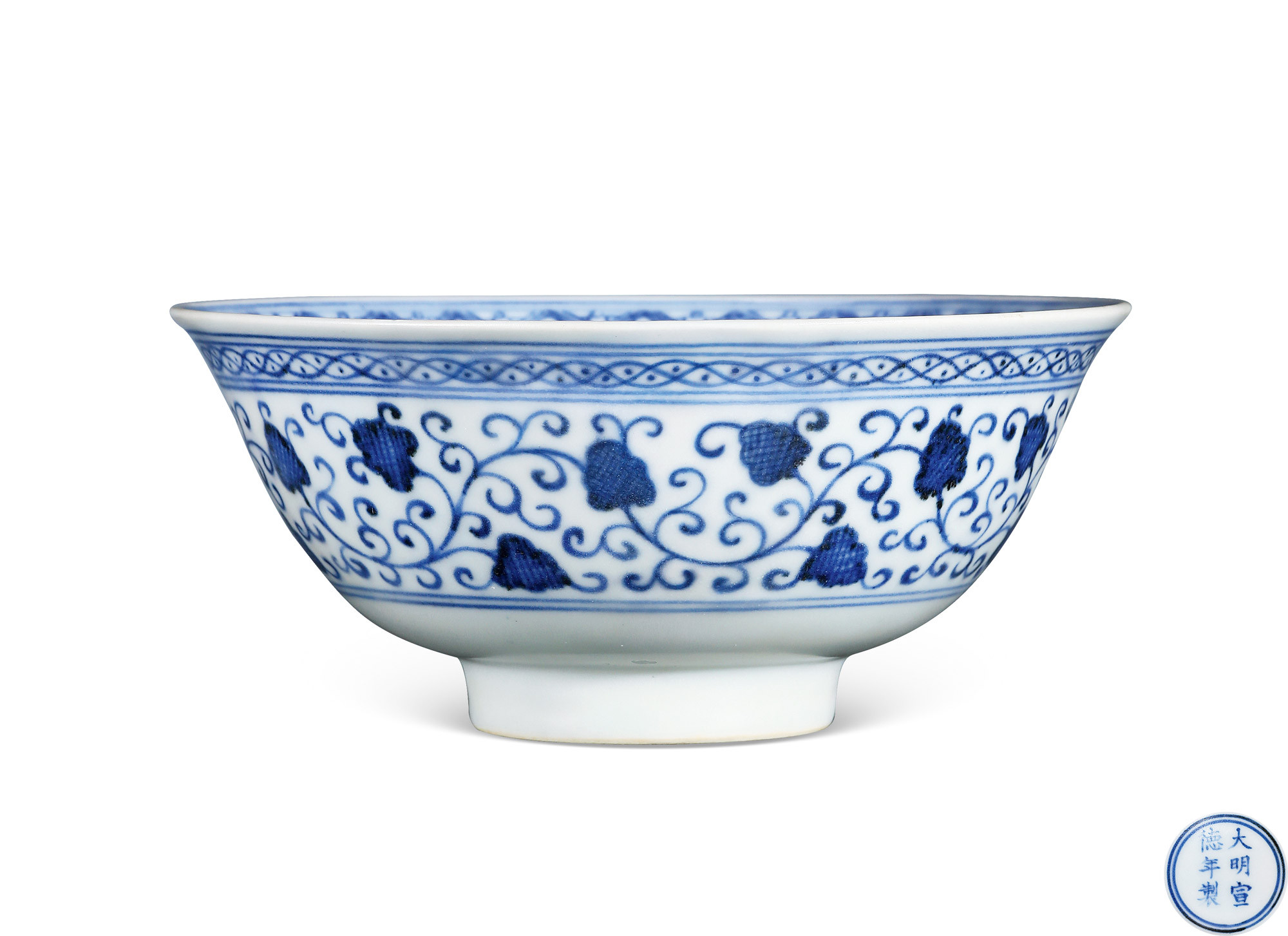 A BLUE AND WHITE BOWL WITH FLOWER DESIGN