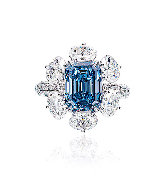 AN EXTRAORDINARY 3.32 CARAT FANCY VIVID BLUE，INTERNALLY FLAWLESS DIAMOND AND DIAMOND RING