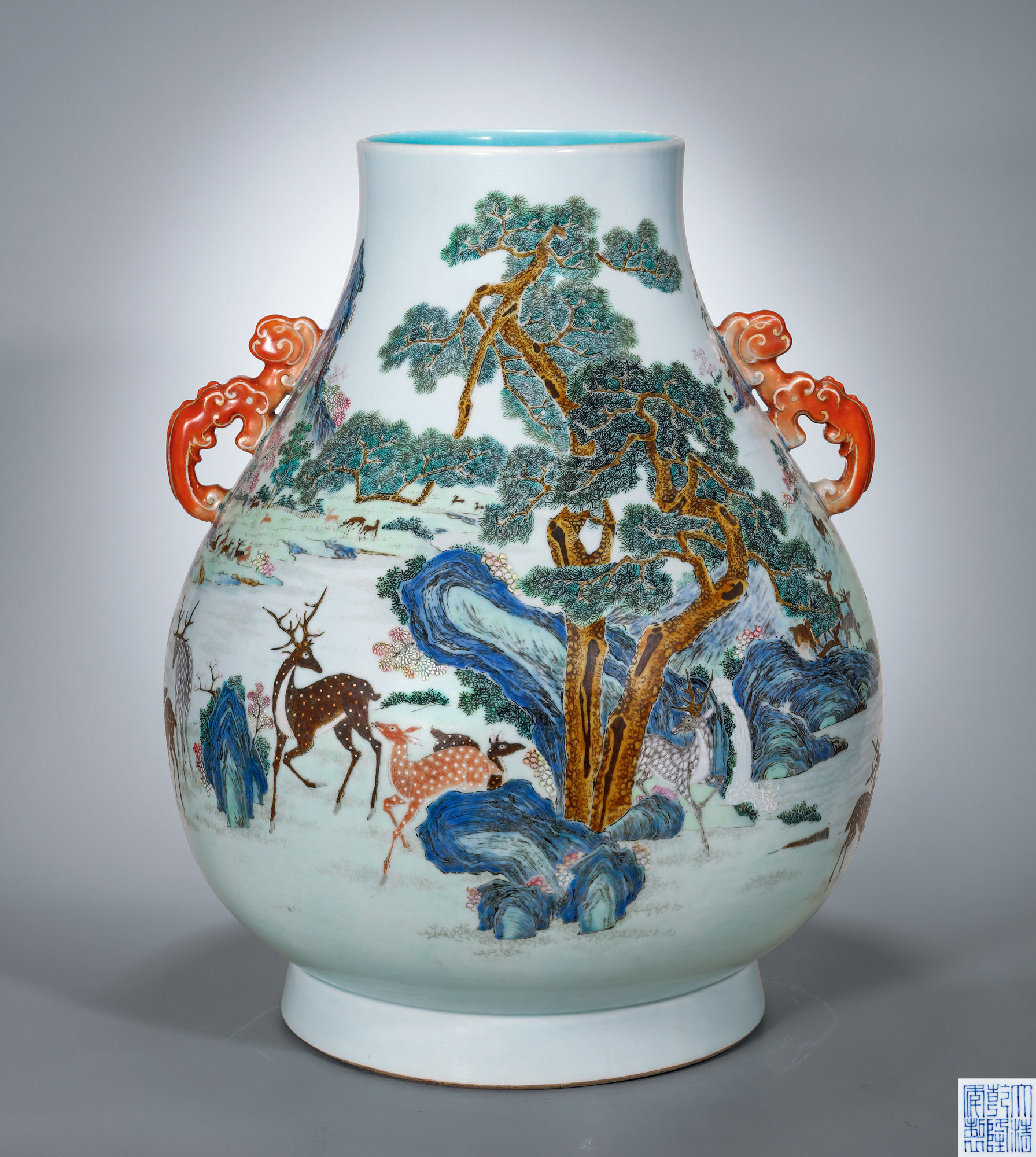 A MAGNIFICENT AND LARGE FAMILLE-ROSE ‘HUNDRED DEERS’ VASE WITH HANDLES