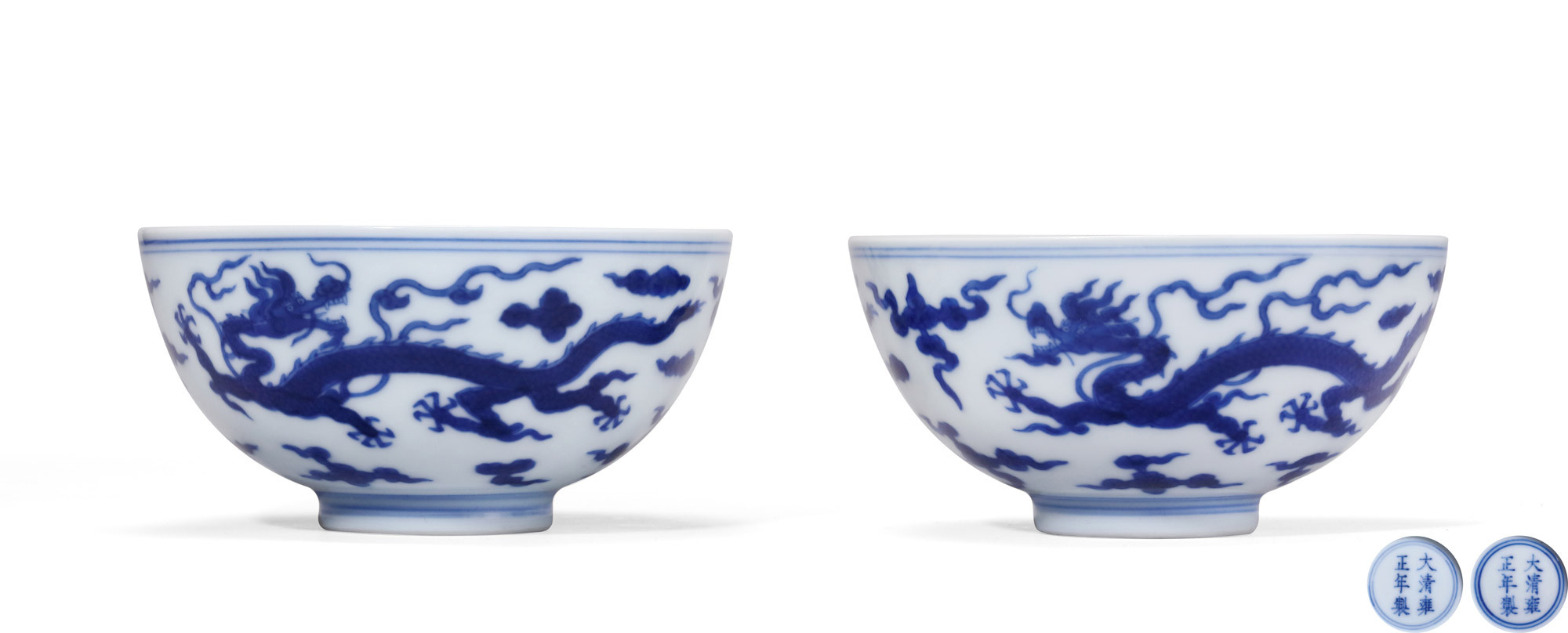 A RARE PAIR OF BLUE AND WHITE‘DRAGON’BOWLS