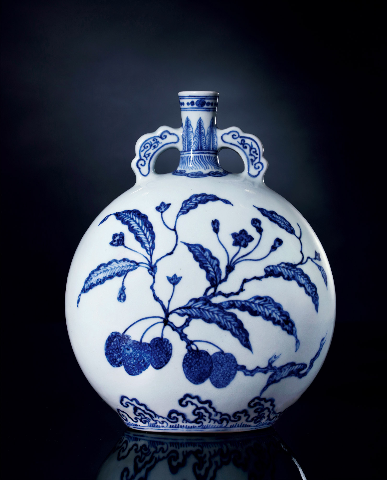 A RARE BLUE AND WHITE‘FLORAL’VASE， BAOYUEPING