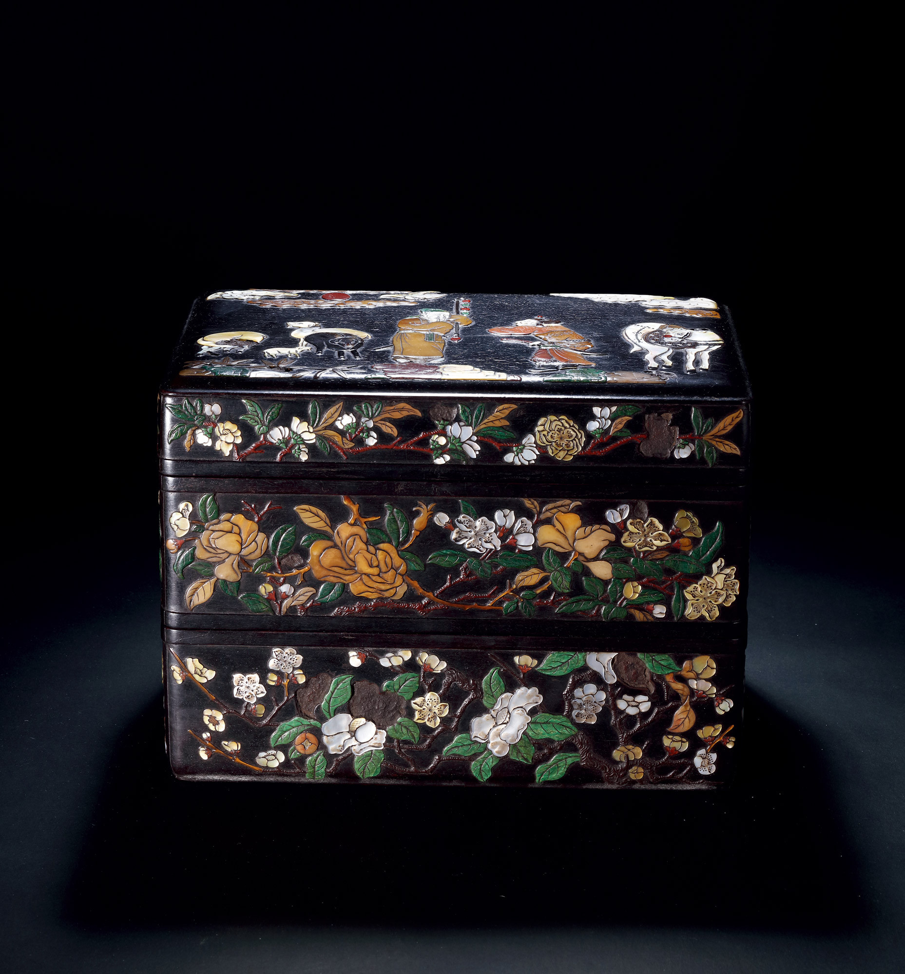 AN IMPERIAL ZITAN INLAID JADE AND MARBLE BOX WITH COVER