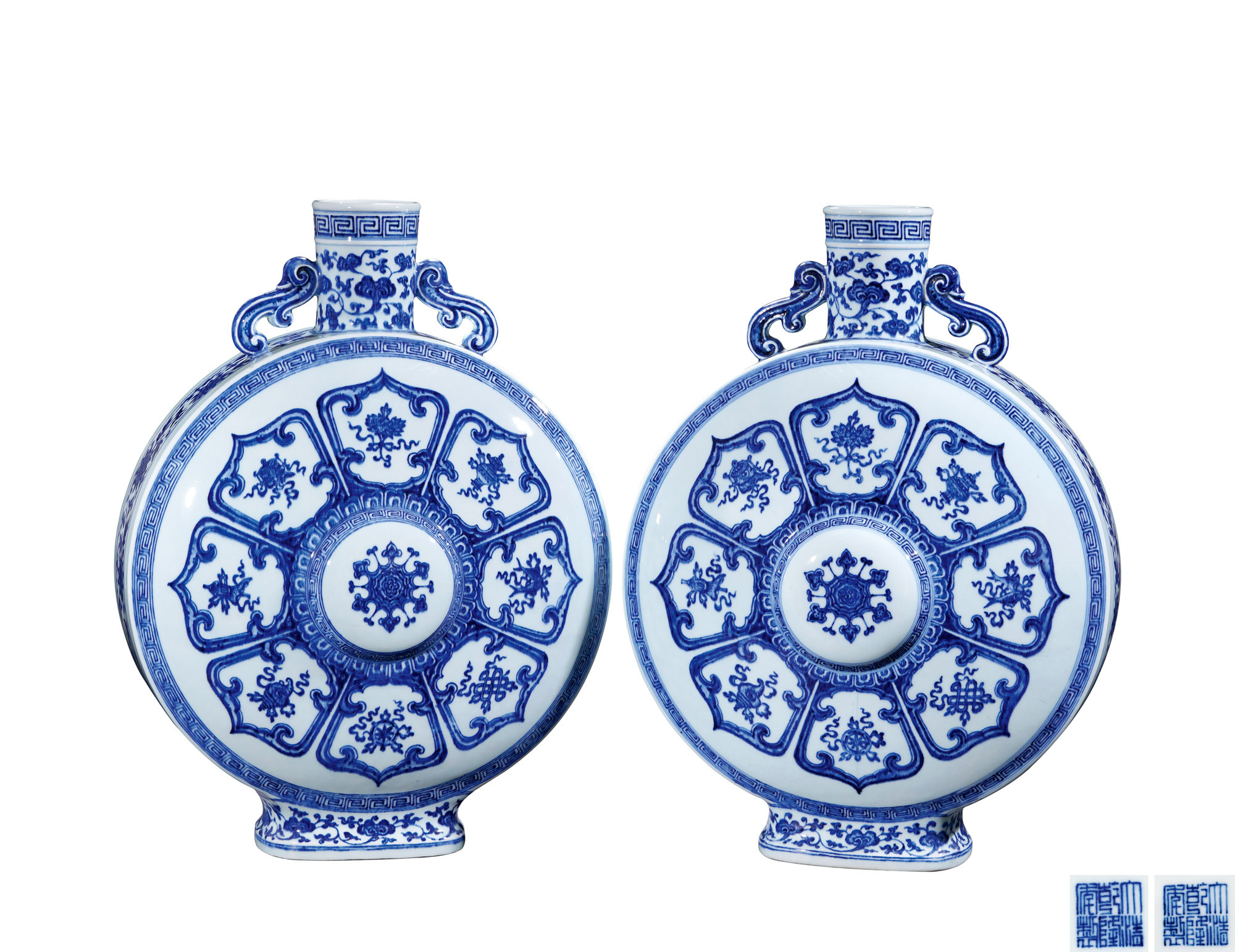 AN EXTREMELY RARE AND IMPORTANT LARGE PAIR OF BLUE AND WHITE‘EIGHT BUDDHIST EMBLEMS’VASES WITH HANDLES