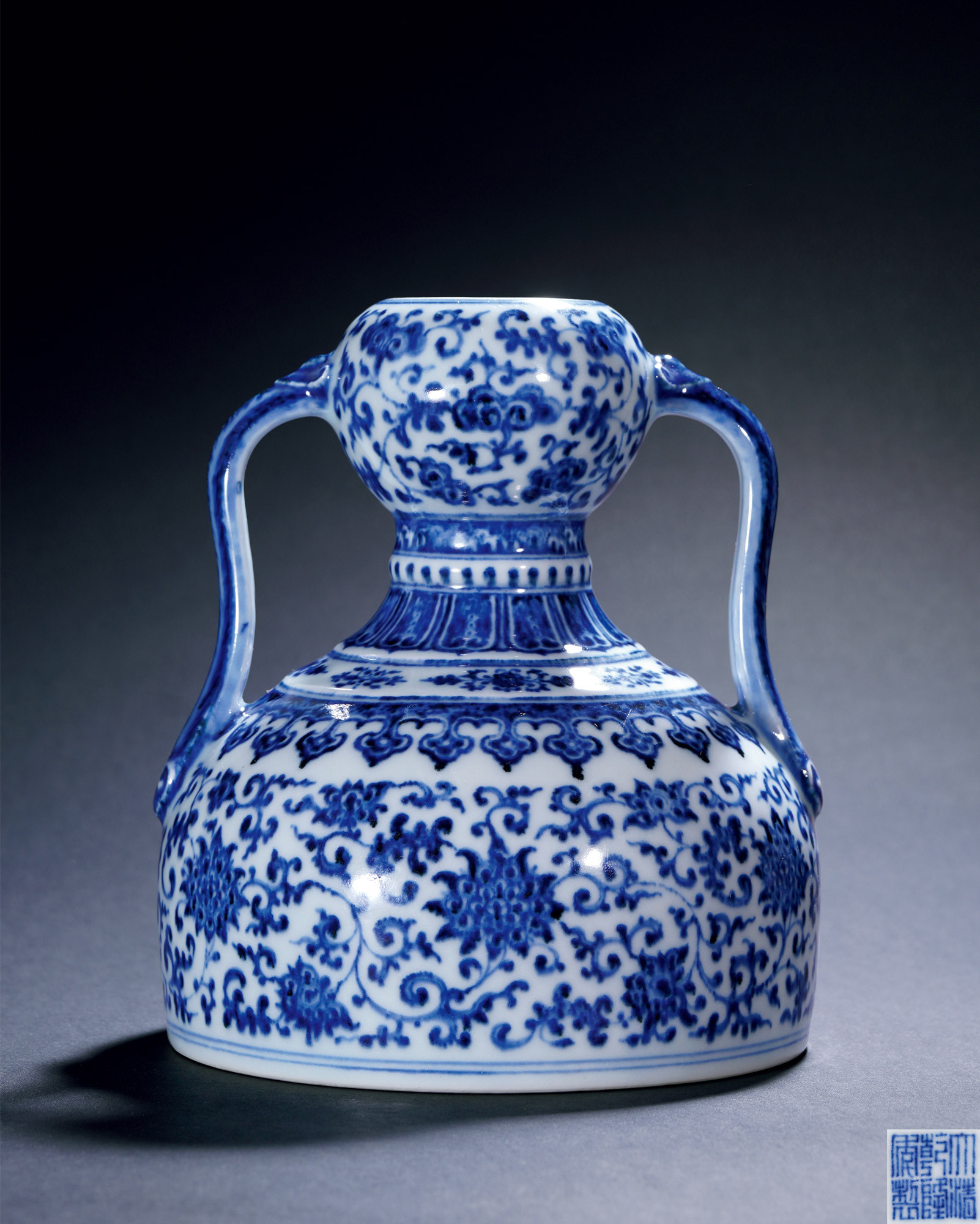AN EXTREMELY RARE AND FINELY BLUE AND WHITE‘FLORAL SCROLL’GOURD-SHAPED VASE WITH HANDLES