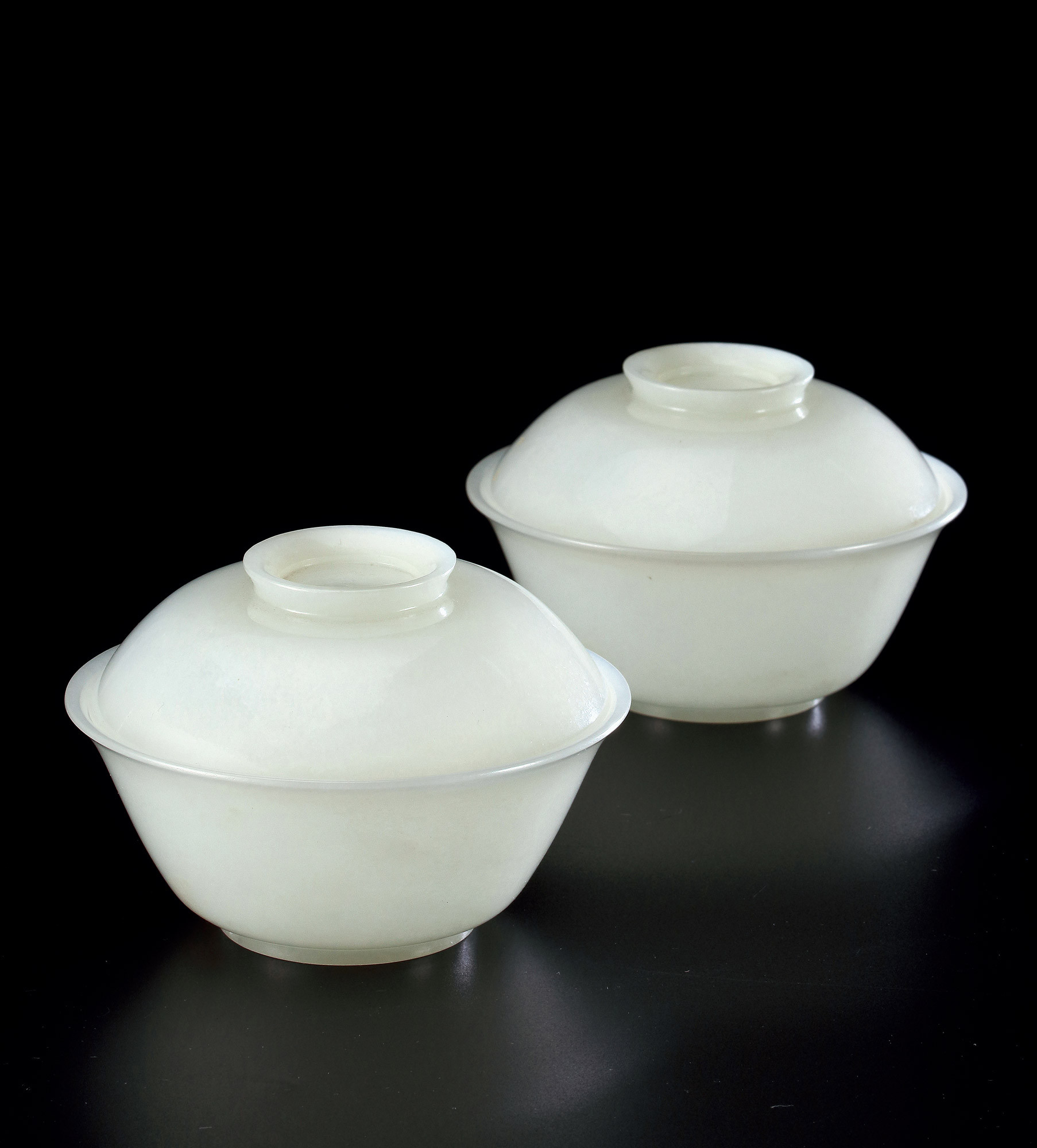 A FINELY PAIR OF WHITE JADE BOWLS AND COVERS