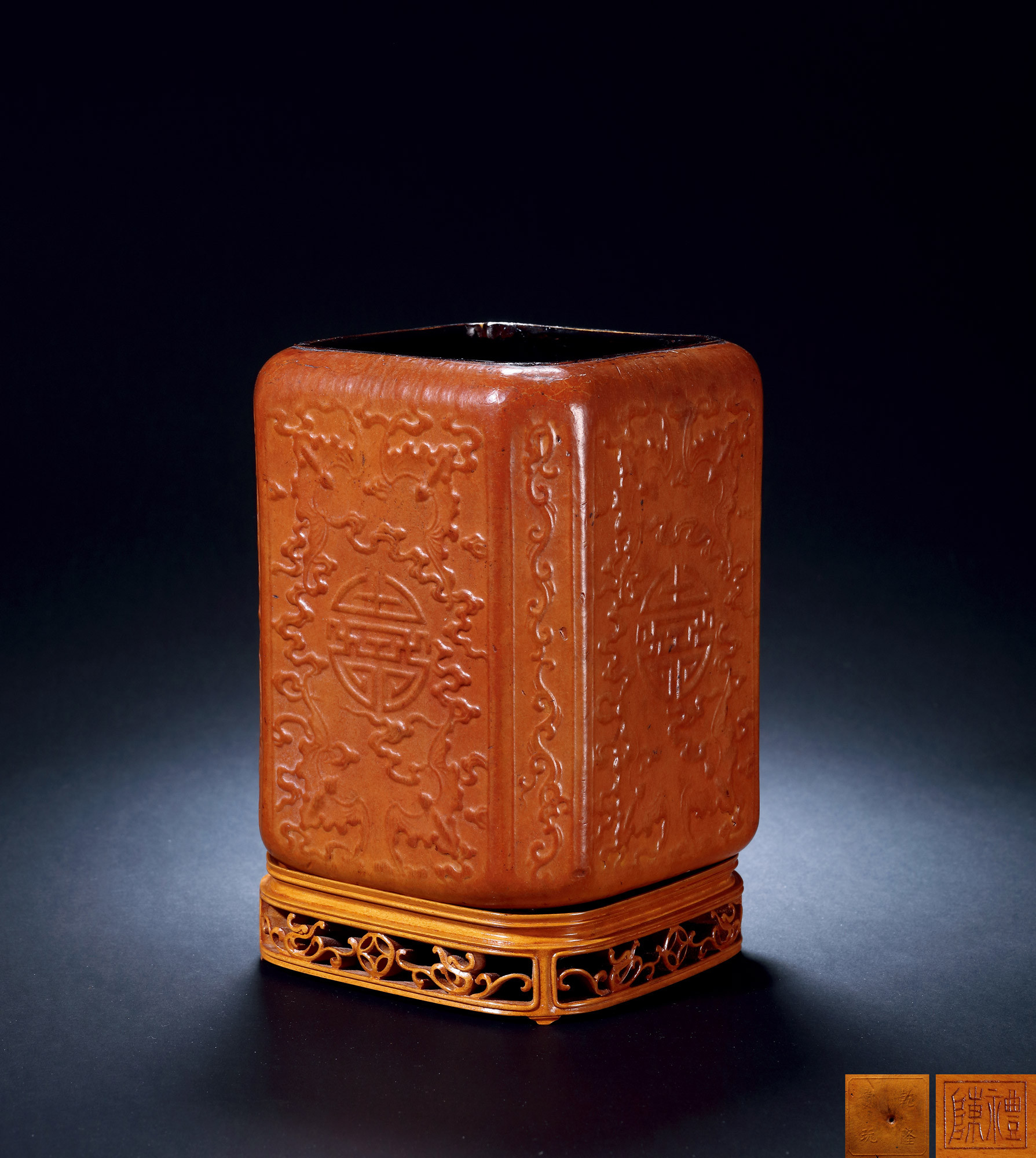 A VERY RARE AND FINELY HULU MOULDED‘HAPPINESS AND LONGEVITY’BRUSH POT