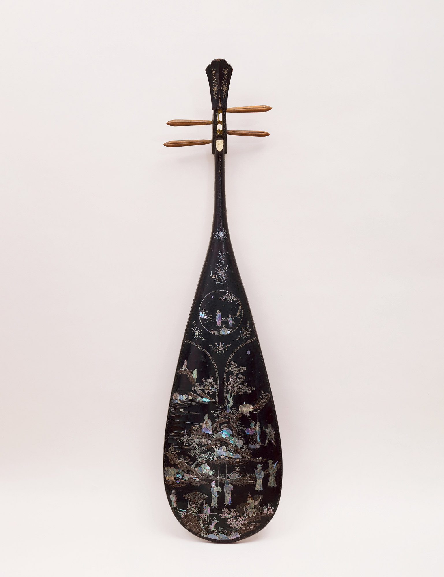 A BLACK LACQUER INLAID WITH MOTHER- OF-PEARL MUSICAL INSTRUMENT， PIPA