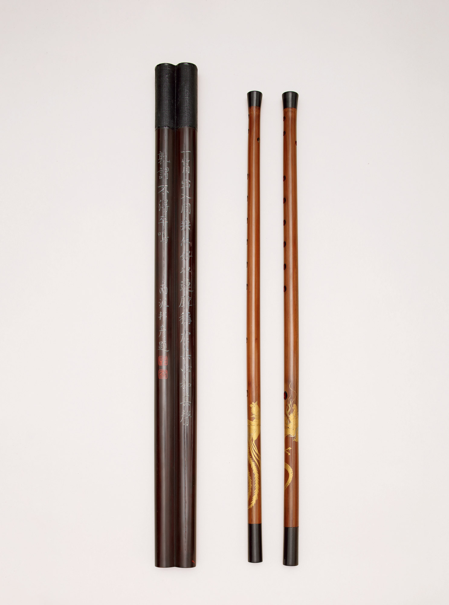 A PAIR OF GILT-PAINTED ‘DRAGON AND PHOENIX’ FLUTES