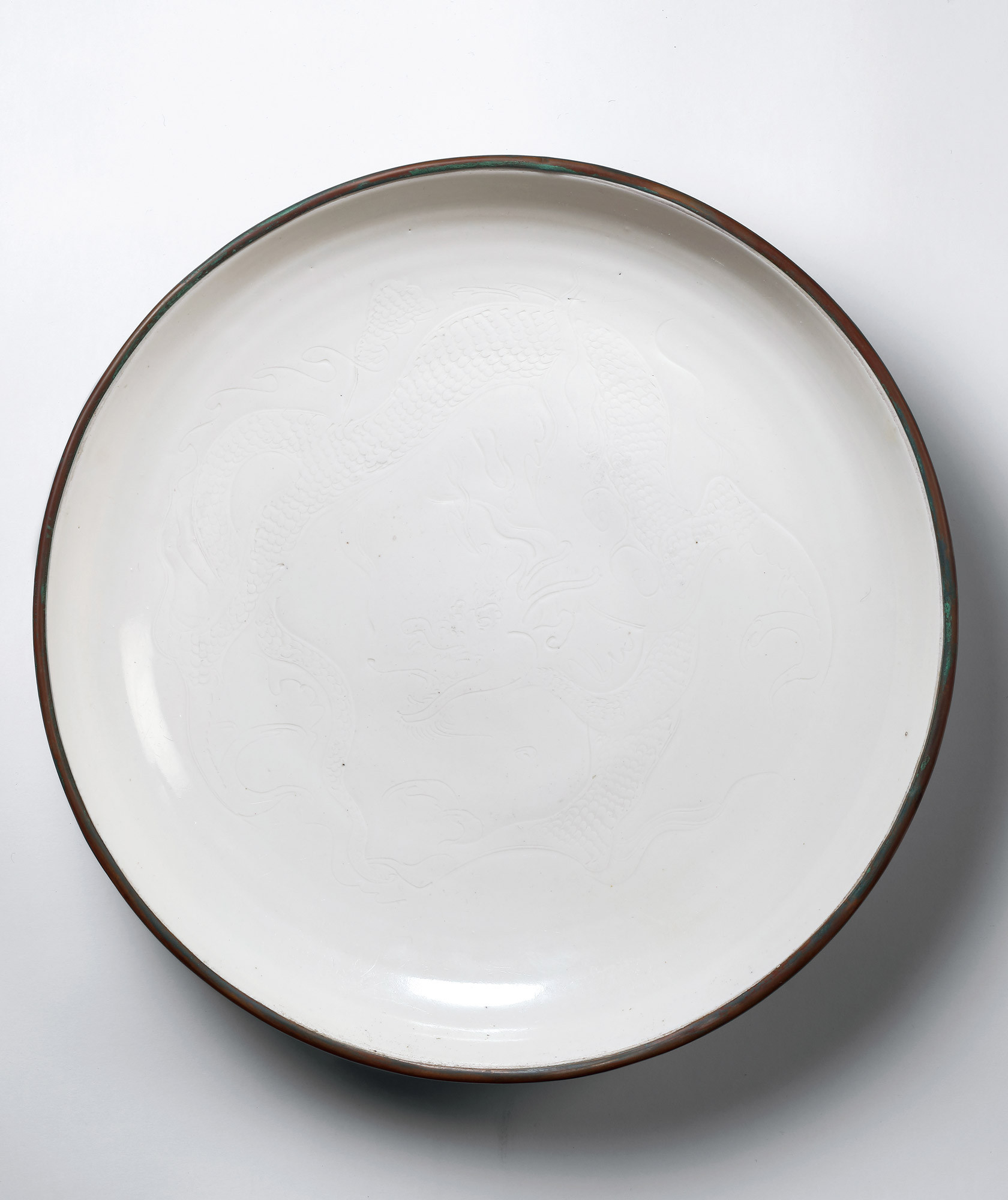 A MAGNIFICENT AND RARE DING WHITE GLAZED WITH INCISED‘DRAGON’ PLATE