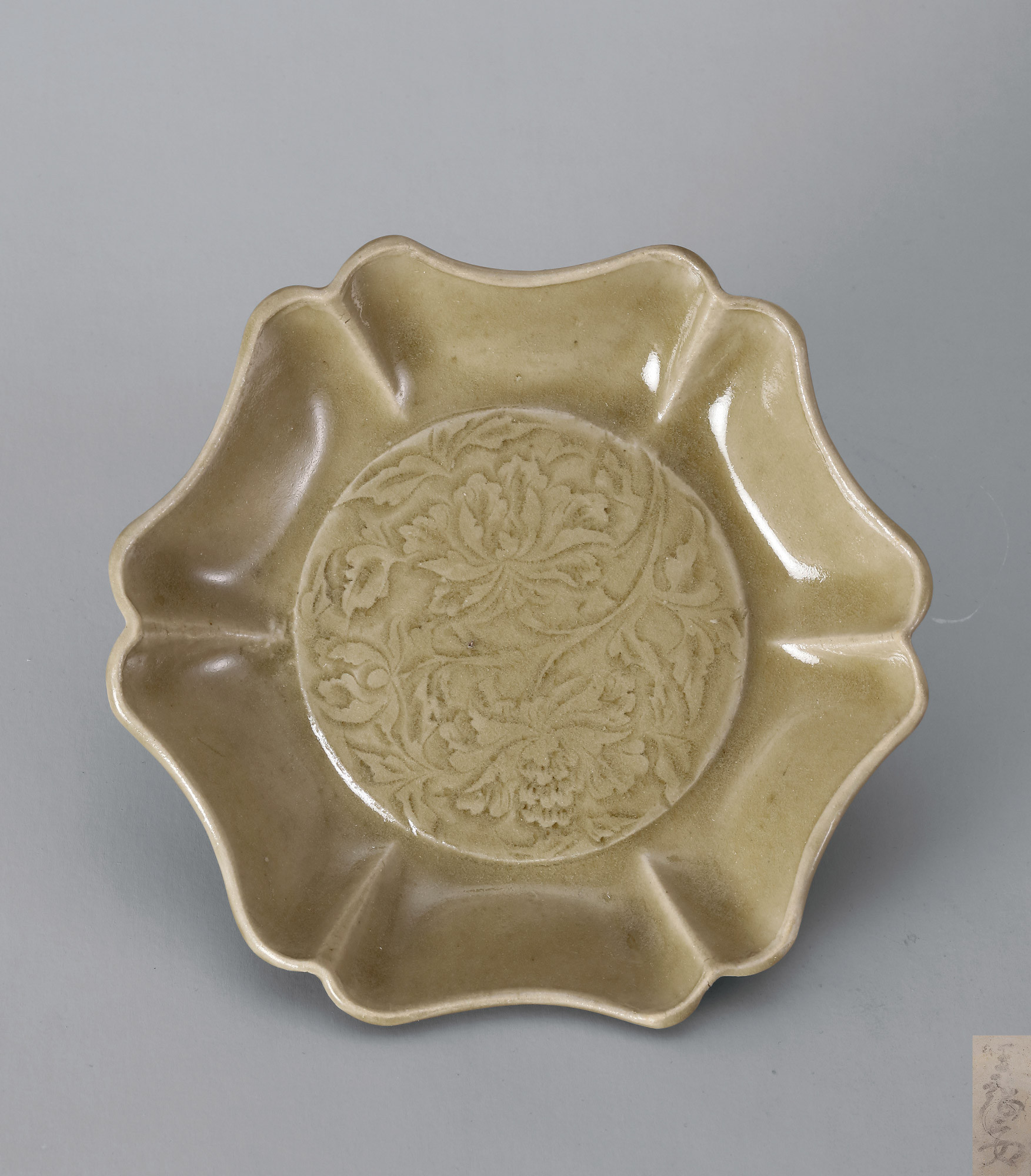 A YAOZHOU INCISED FLORAL-SHAPED DISH