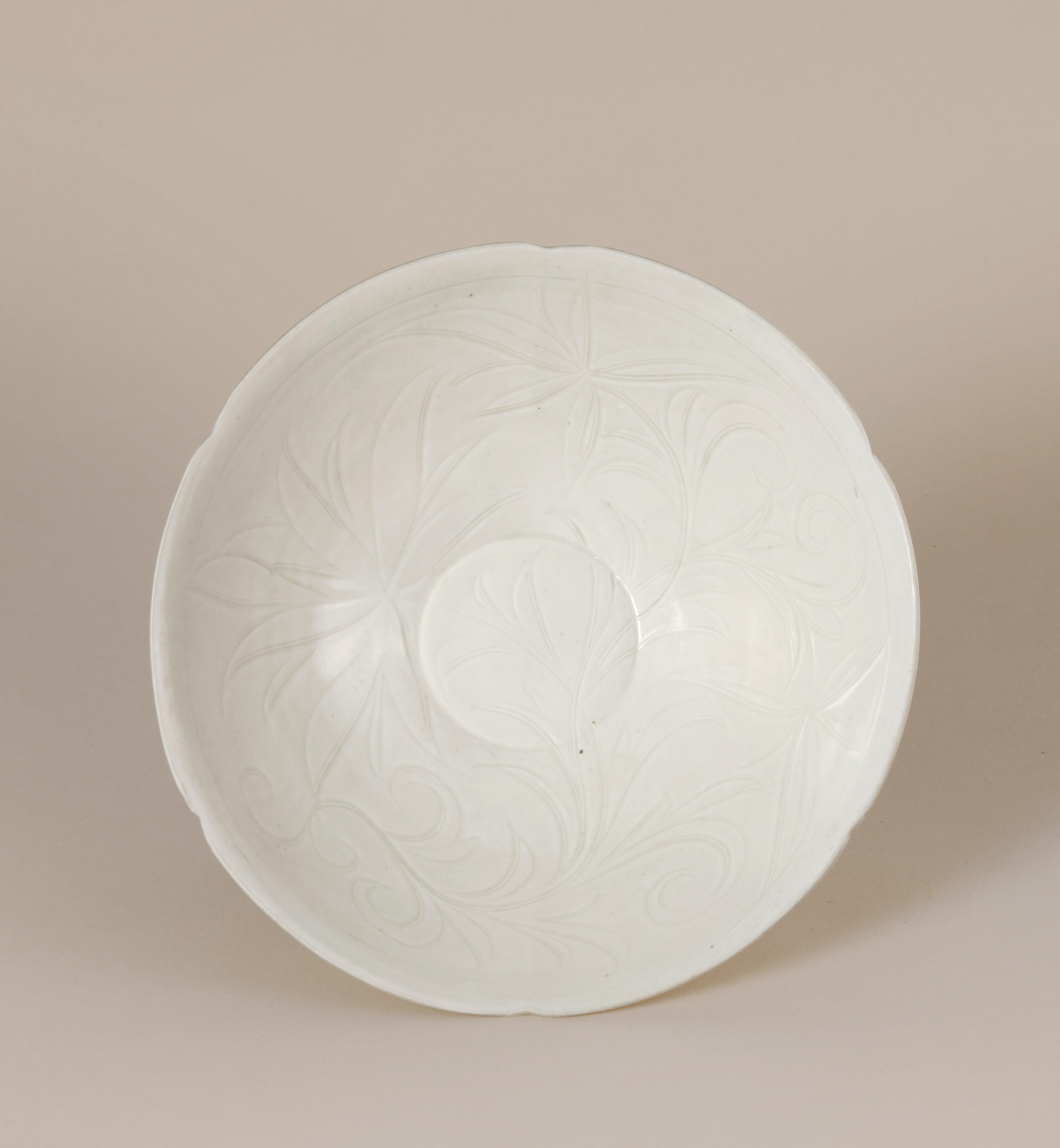 A DING WHITE GLAZED INCISED‘FLORAL’ BOWL
