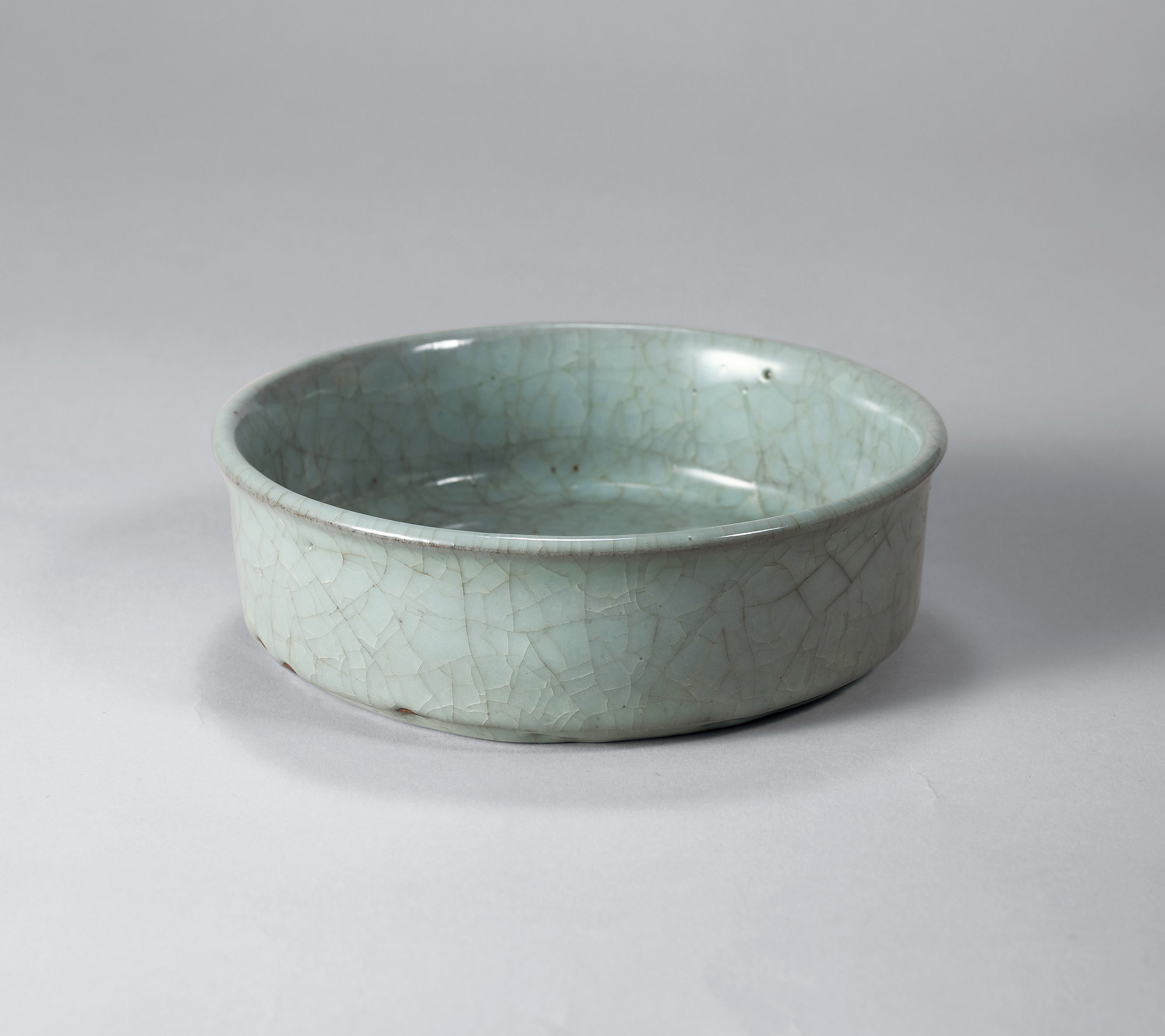 AN EXTREMELY RARE GUAN WARE WASHER, XI