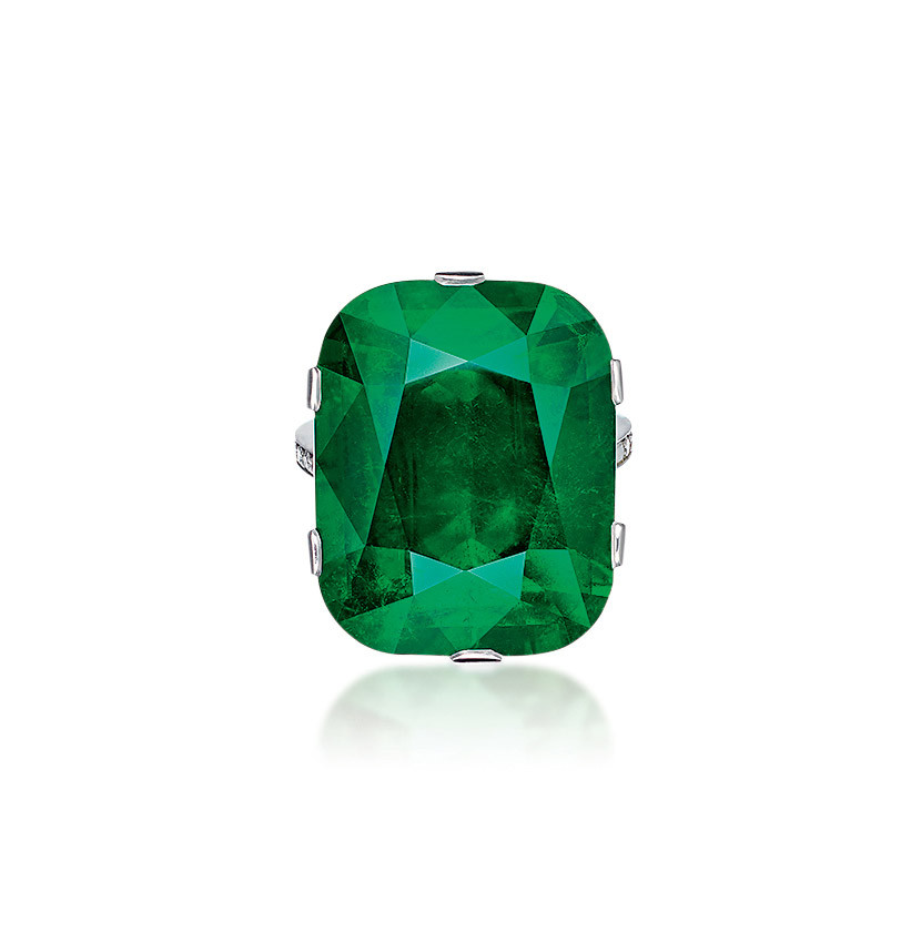 AN EXCEPTIONALLY FINE 23.28 CARAT COLOMBIAN EMERALD AND DIAMOND RING, NO OIL