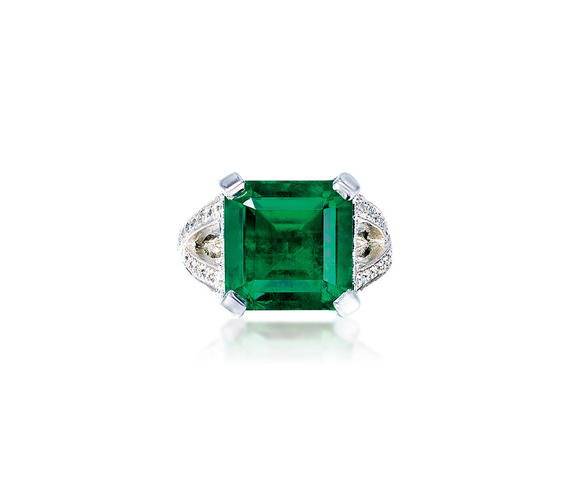 A 11.08 CARAT COLOMBIAN EMERALD AND DIAMOND RING, NO OIL