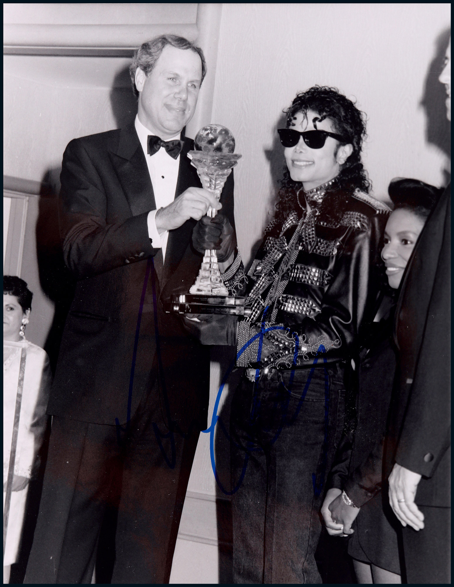 The autographed photograph of Michael Jackson, “the king of American Music”, with certificate