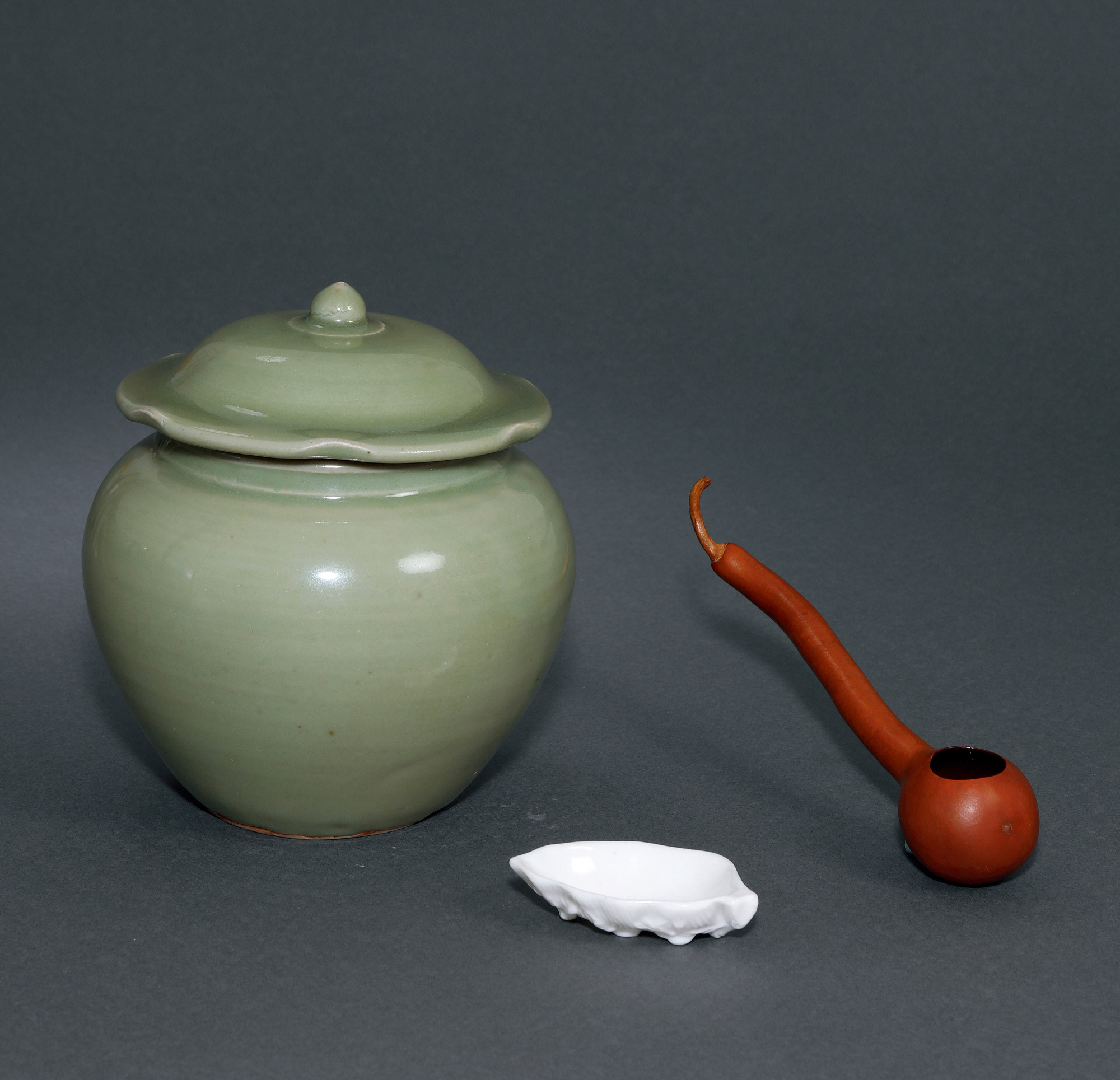 A LONGQUAN WARE JAR WITH COVER