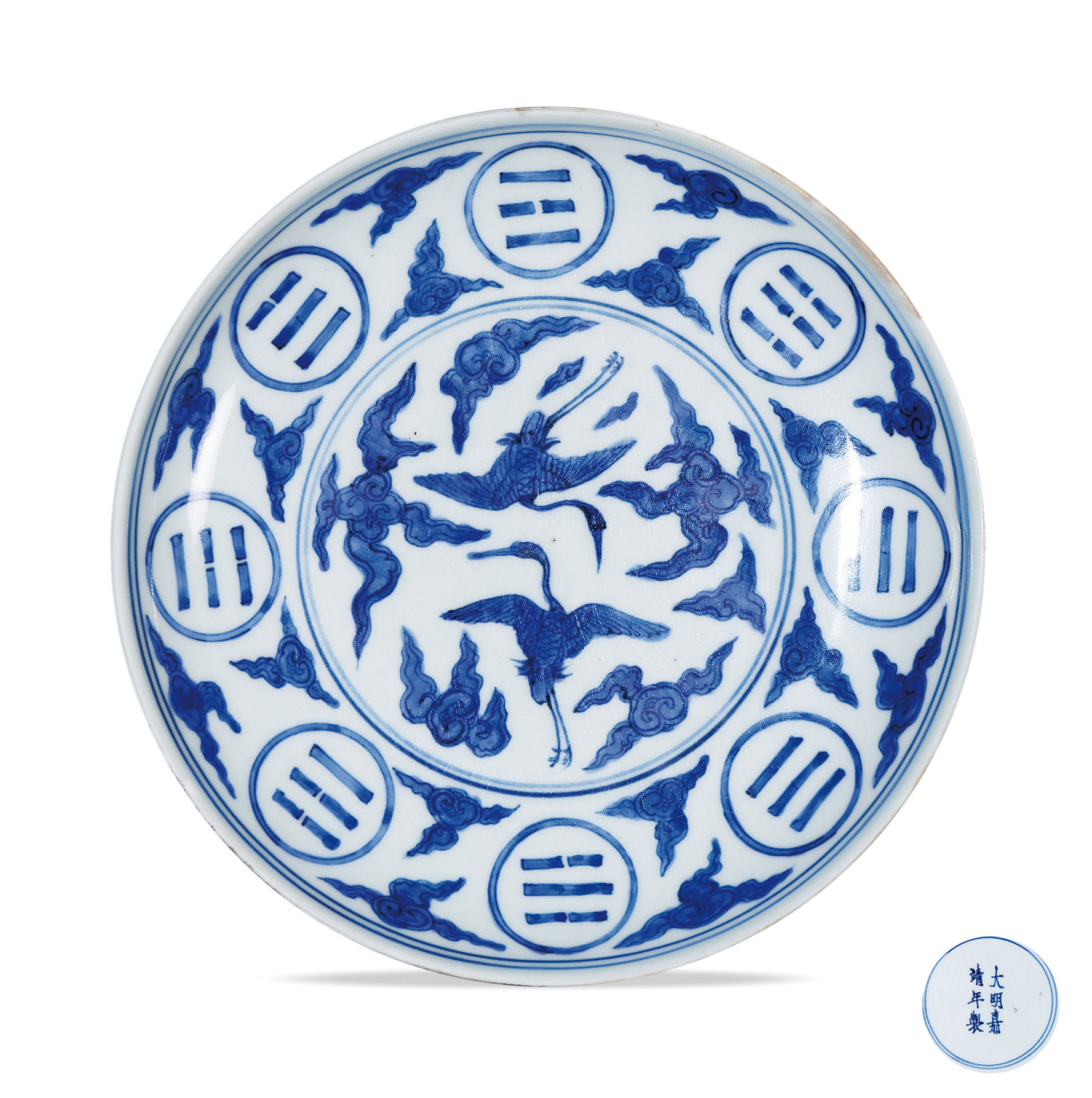 A BLUE AND WHITE PLATE WITH DRAGON DESIGN