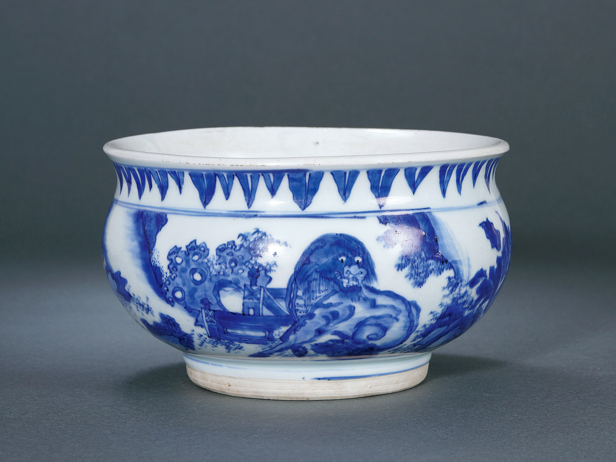 A BLUE AND WHITE INCENSE BURNER WITH MYSTICAL BEAST DESIGN