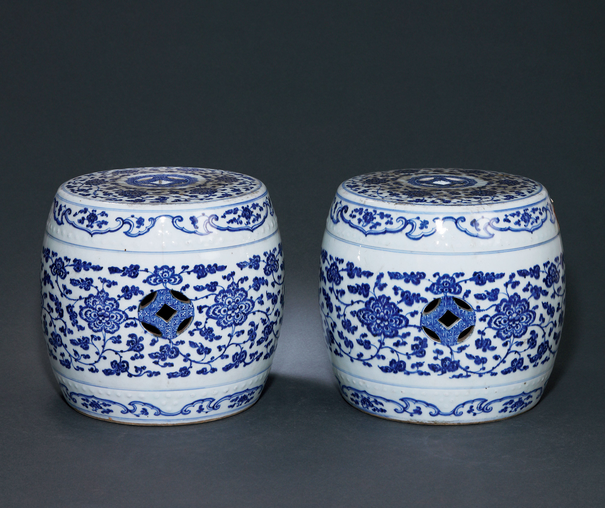 A PAIR OF BLUE AND WHITE STOOL WITH FLOWER DESIGN