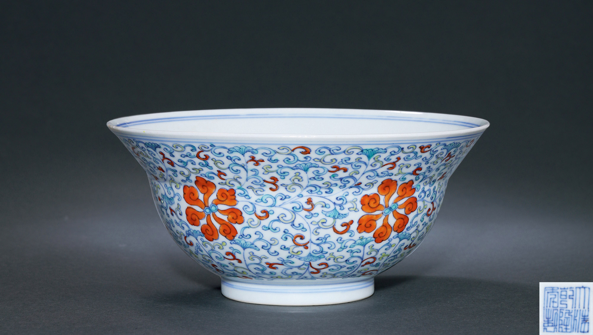 A BLUE AND WHITE WITH CONTENDING COLORS BOWL WITH FLOWERS DESIGN