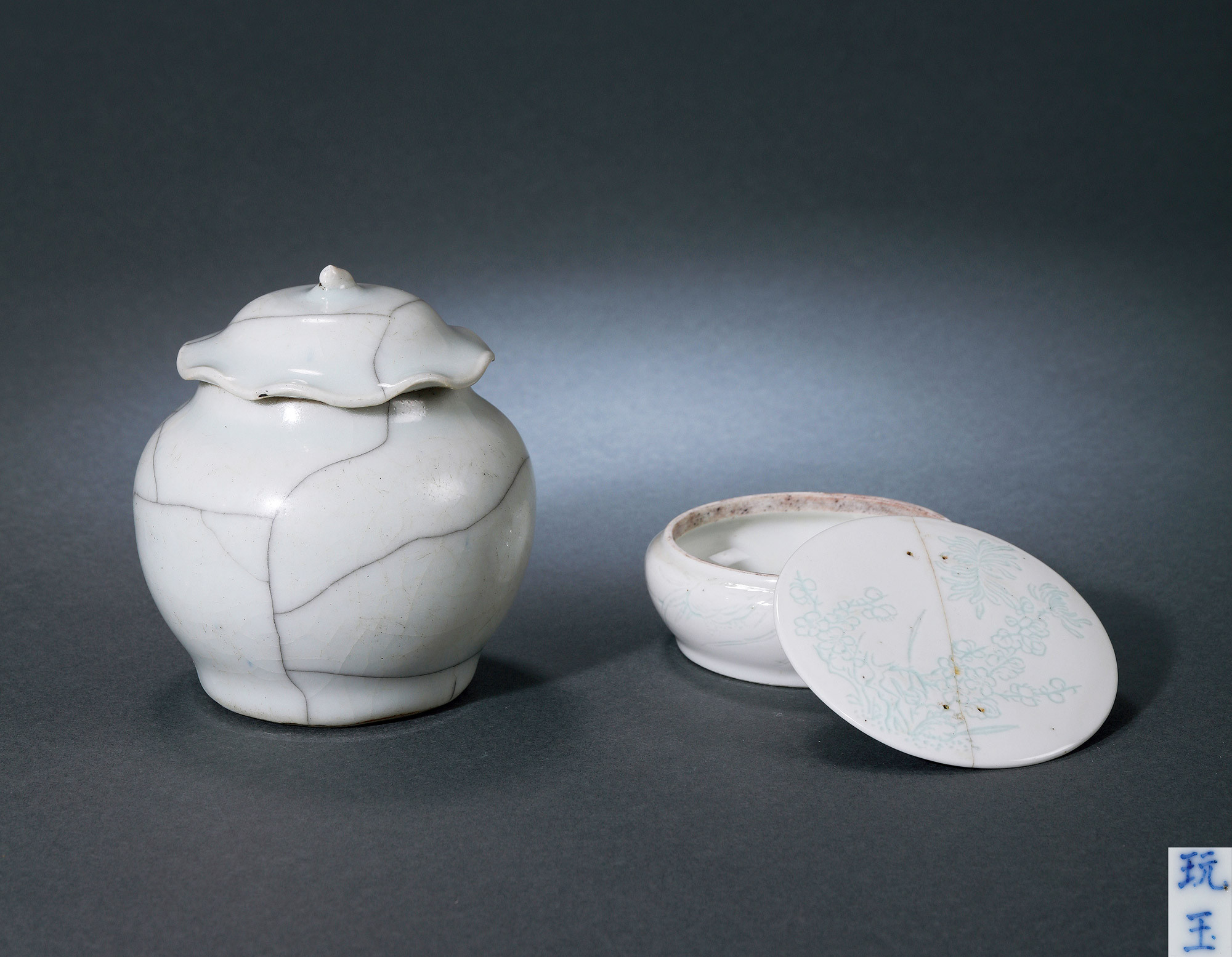 A WHITE GLAZE SEAL BOX AND AN IMITATING GE TYPE JAR WITH COVER